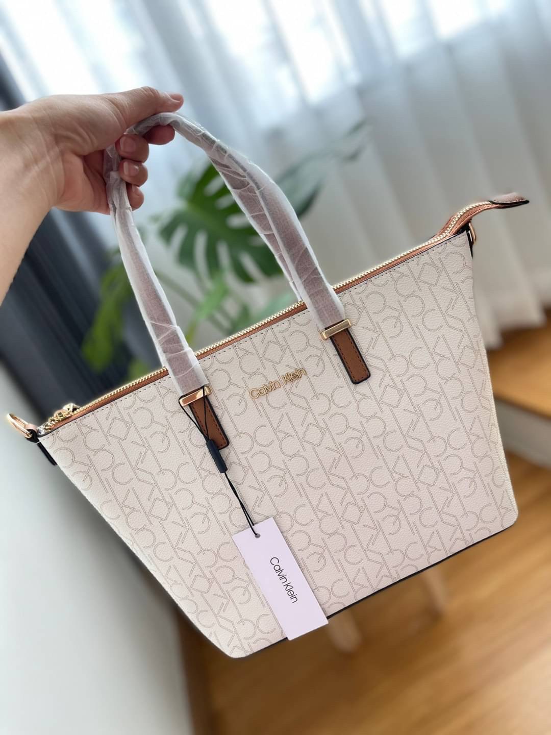 CALVIN KLEIN TOTE BAG กระเป๋าทรงช้อปปิ้งจากแบรนด์ Calvin Klein หนังดี ทรงสวยมากกมา พร้อมกับสายสะพายหนัง ถอดได้ ปรับระดับได้ เปิดปิดด้วยซิปบน ภายในโล่งกว้างซับในอย่างดี