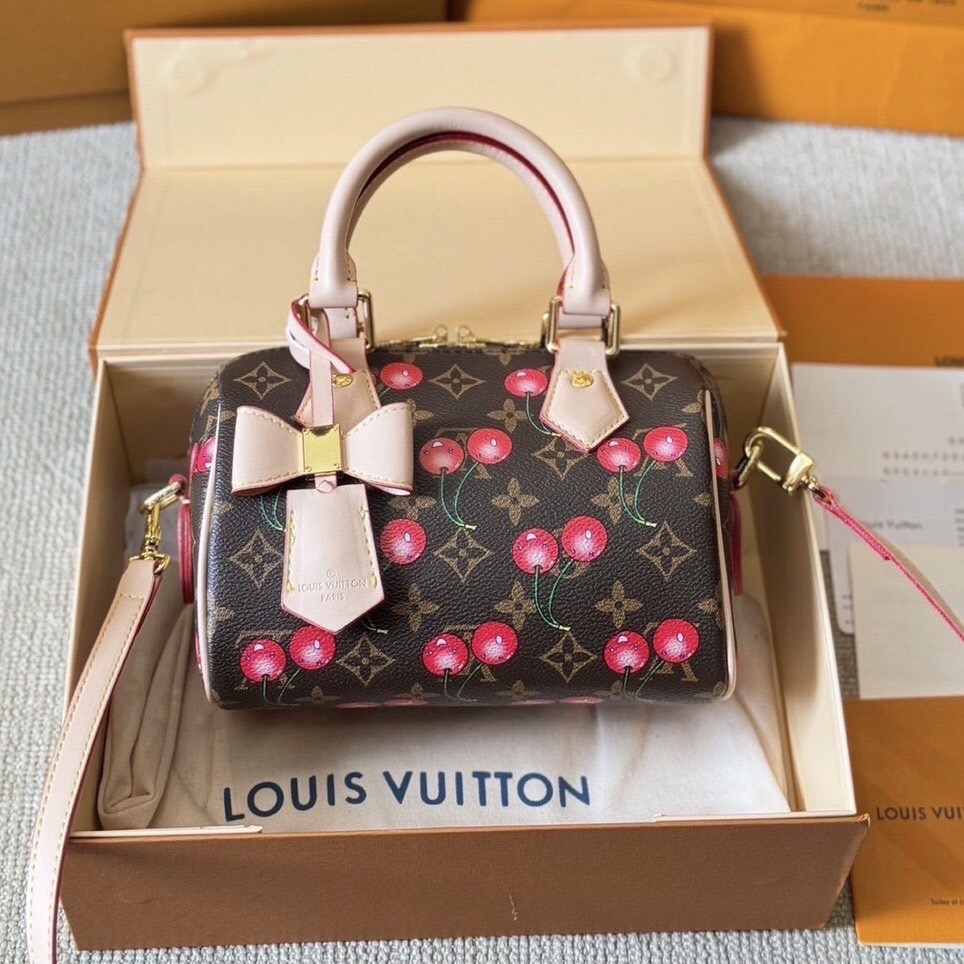 LV x TM speedy bandouliere 20 bag Monogram Cherry กระเป๋าทรงหมอนใบเล็ก คอลแสนสดใสด้วยการตกแต่งลายพิมพ์ รุ่นดอกไม้หลากสี และเชอรี่ มาพร้อมกุญแจล็อค ขนาดกำลังดี กะทัดรัด