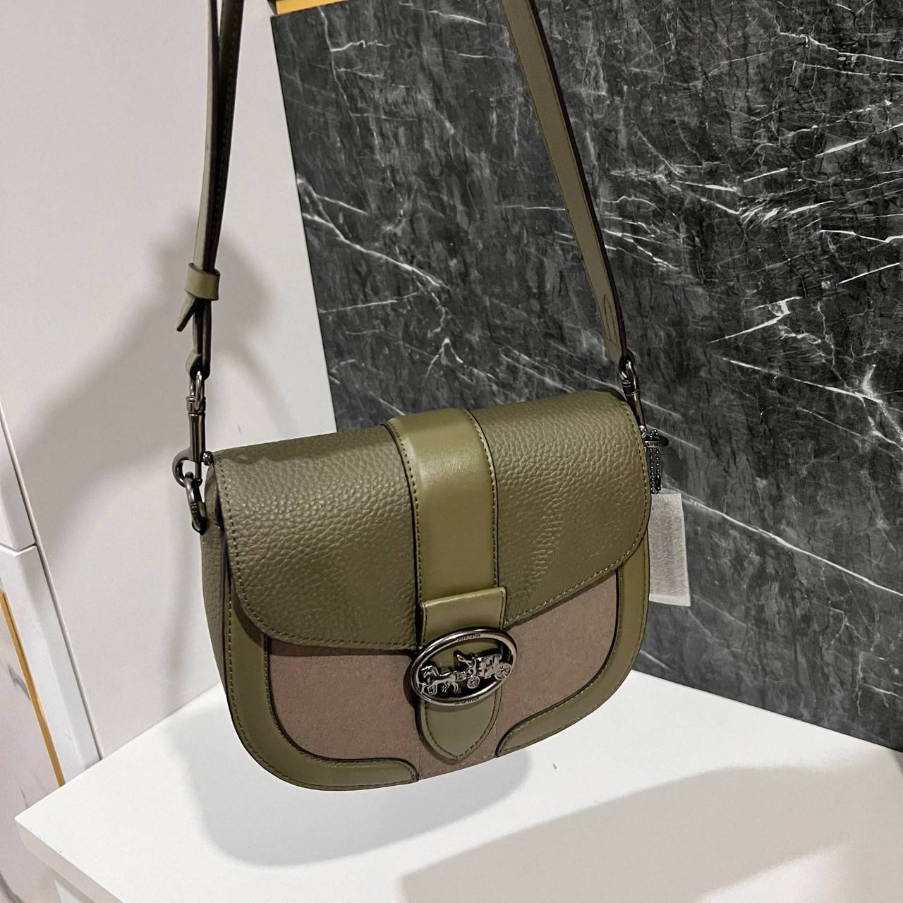 OUTLET 】COACH C2805 GEORGIE SADDLE BAG ใบงาม น้องน่ารัก สุดเรียบหรู เลยทีเดียว วัสดุหนังpebble ตัวกระเป๋าหนังแท้ ตรงกลางตัดกำมะหยี่เพิ่มความหรูหราอย่างลงตัว ภายในกระเป๋ามีช่องเอนกประสงค์กระดุมแป๊ก ซับในผ้า ด้านนอกกระเป๋าเปิด สายสะพายถอดปรับระดับ สำหรับสะพ