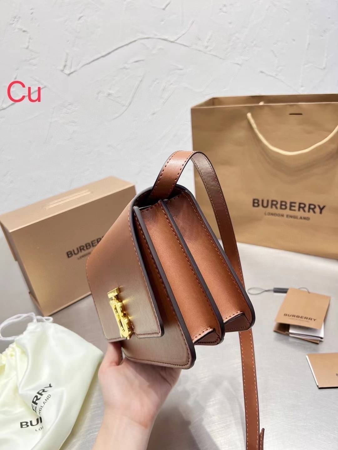 BURBERRY Leather Medium TB Bag / BURBERRY FRAGRANCES CROSSBODY BAG กระเป๋าสะพายหนังเรียบสวยอยู่ทรงดีไซน์ยอดนิยมประดับโลโก้แบรนด์ทองด้านหน้า เปิดปิดด้วยฝาปิดสัญลักษณ์ตัวB ภายในมีช่องแบ่งเป็นสัดส่วนมีช่องซิปหัวซิปแบรนด์
