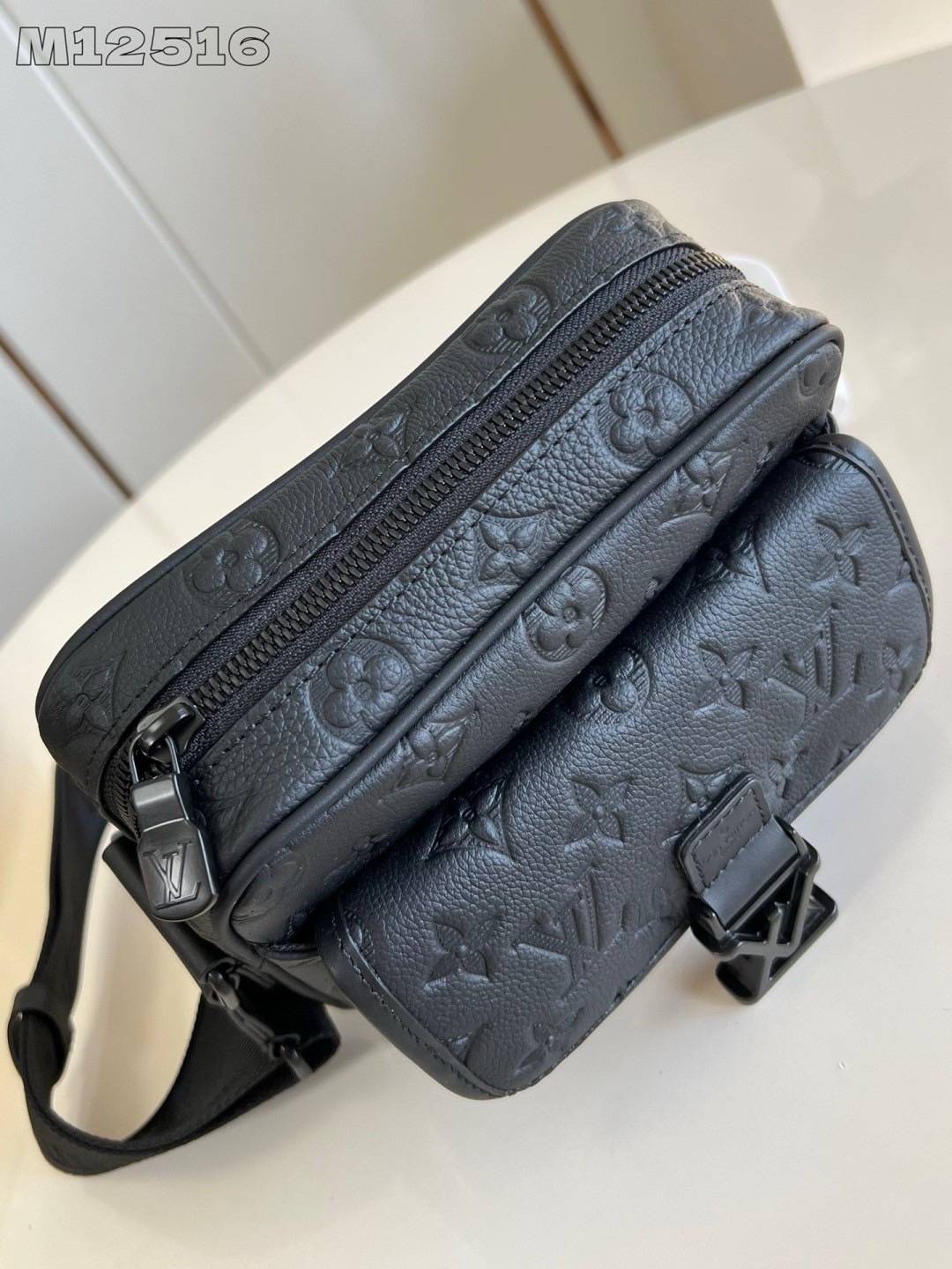 สลับแท้ LV Getaway Messenger Monogram Shadow Leather Bag กระเป๋าแมสเซนเจอร์ ขนาดกะทัดรัดเพรียวบางตอบโจทย์การใช้งาน โดดเด่นด้วยโลโก้ปั้มแบรนด์เต็มใบ