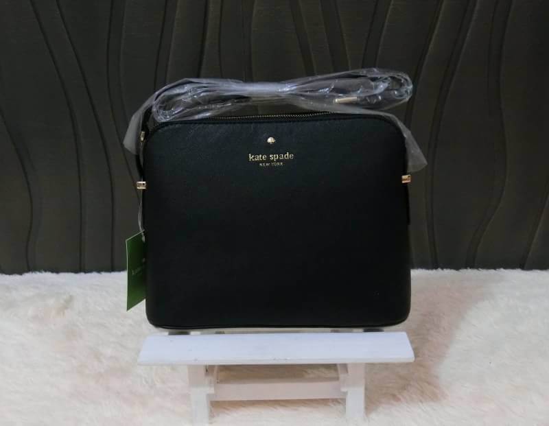 KATE SPADE CEDAR STREET MANDY แบรนด์ดังจากอเมริกาสุดฮิต กระเป๋าขนาดน่ารัก สะพายข้าง หนัง saffiano ภายในลายสวยเก๋สีทองเรียบหรู ทรงแข็งอยู่ทรง MUST HAVE!!
