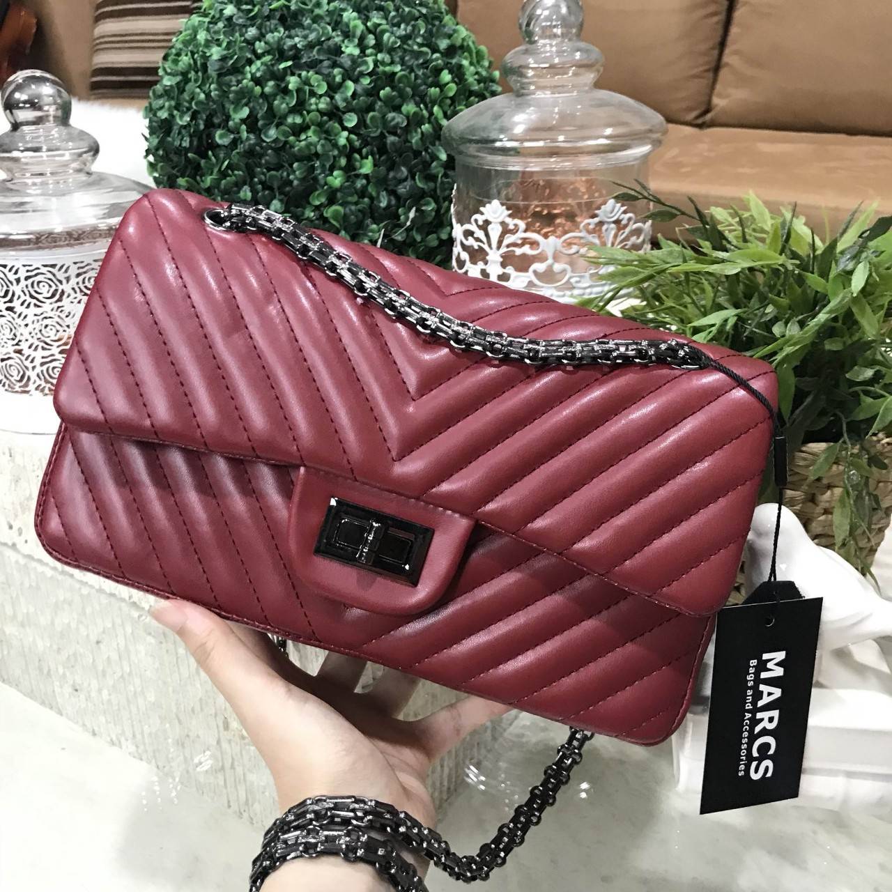 MARCS WOMAN QUILTED CHAIN SHOULD BAG New arrival! กระเป๋าสะพาย วัสดุหนังแกะสังเคราะห์ นิ่มสวย อยู่ทรง ลาย chevron สไตล์ Chanel ขนาดกำลังดี น้ำหนักเบา เปิดปิดด้วยตัวล็อคบิด พร้อมฝาปิดกระดุมแม่เหล็ก ภายในมีหลายช่อง ทั้งบริเวณด้านหน้า และฝาปิด ภายในกว้าง และ