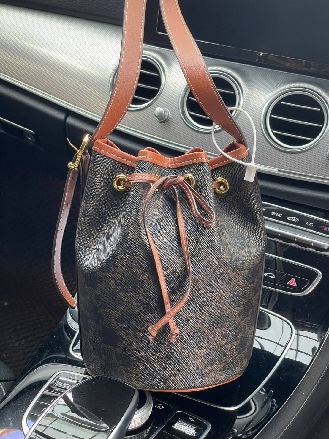 CELINE SMALL DRAWSTRING BAG IN TRIOMPHE ในรุ่นนี้ได้รับคำชื่นชมจากแฟชั่นกูรูทั้งหลาย เนื่องจากมีรูปทรงที่สุดแสนจะเรียบง่าย มีช่องใส่ของที่กว้าง ตัวกระเป๋าเป็นแบบหูรูด ช่วยให้เปิด-ปิดง่าย สะดวกต่อการใช้งาน สายสะพายปรับความยาวได้ตามความเหมาะสม โลโก้บนรอบตัว