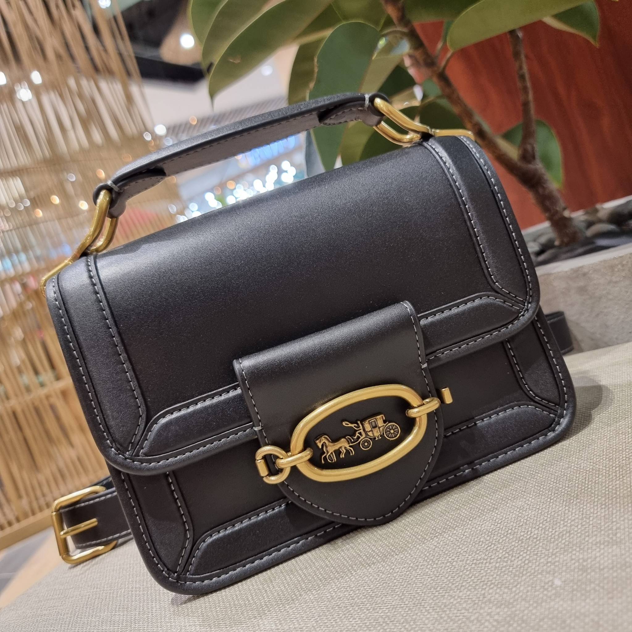 COACH C8449 HERO SHOULDER BAG / COACH C8450 HERO SHOULDER BAG IN SIGNATURE CANVAS ดีไซน์ใหม่ล่าสุด ที่มาพร้อมความหรูยกระดับ กระเป๋าถือ/สะพายข้าง ออกแบบทรงสวย คลาสสิค ขนาดกำลังพอดี ไม่ว่าจะถือ หรือสะพายสายครอส ก็ดูดีแบบไม่ต้องแต่งเติม วัสดุหนังแท้เต็มใบ ฝา