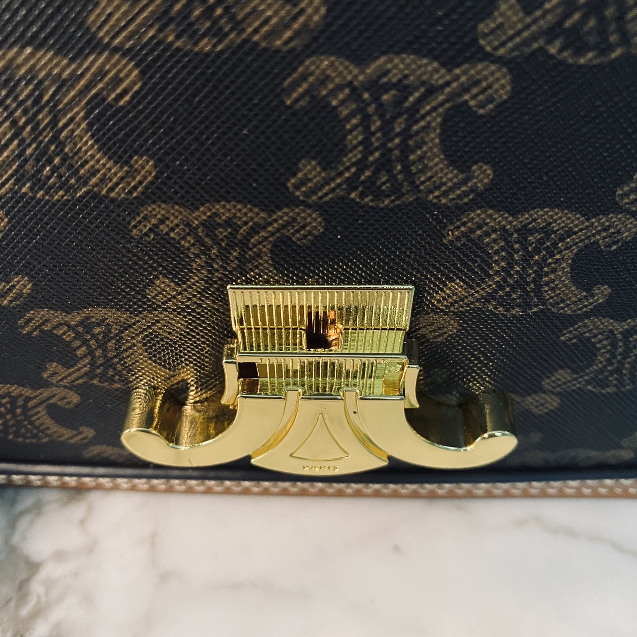 CELINE Teen Triomphe Bag 20cm กระเป๋าสะพายรุ่นยอดนิยม งานสวยอยู่ทรง ไม่มีไม่ได้เลยกับไอเท็มสุดคลาสสิค เนเชอรัลโทน ดูดี ดูแพง -- รับตัวแทนกระเป๋า