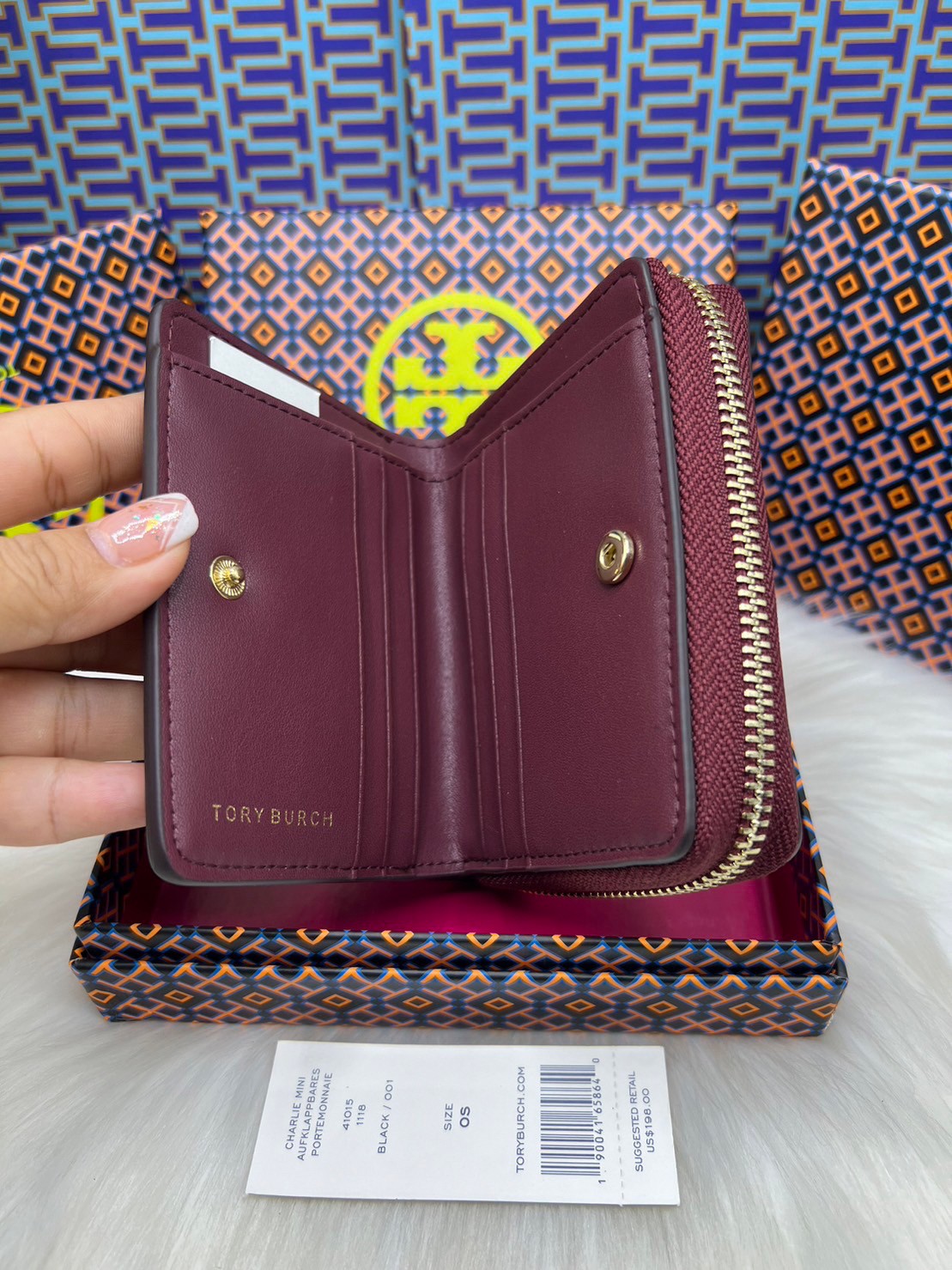 Tory Burch Charlie Mini Bi-fold Leather Wallet / Tory Wallet พร้อมส่ง กระเป๋าสตางค์ใบสั้น รุ่นใหม่ขายดี หรูหราทุกสี ดีไซน์คลาสสิค ขนาดกำลังพอเหมาะ โดดเด่นด้วยโลโก้