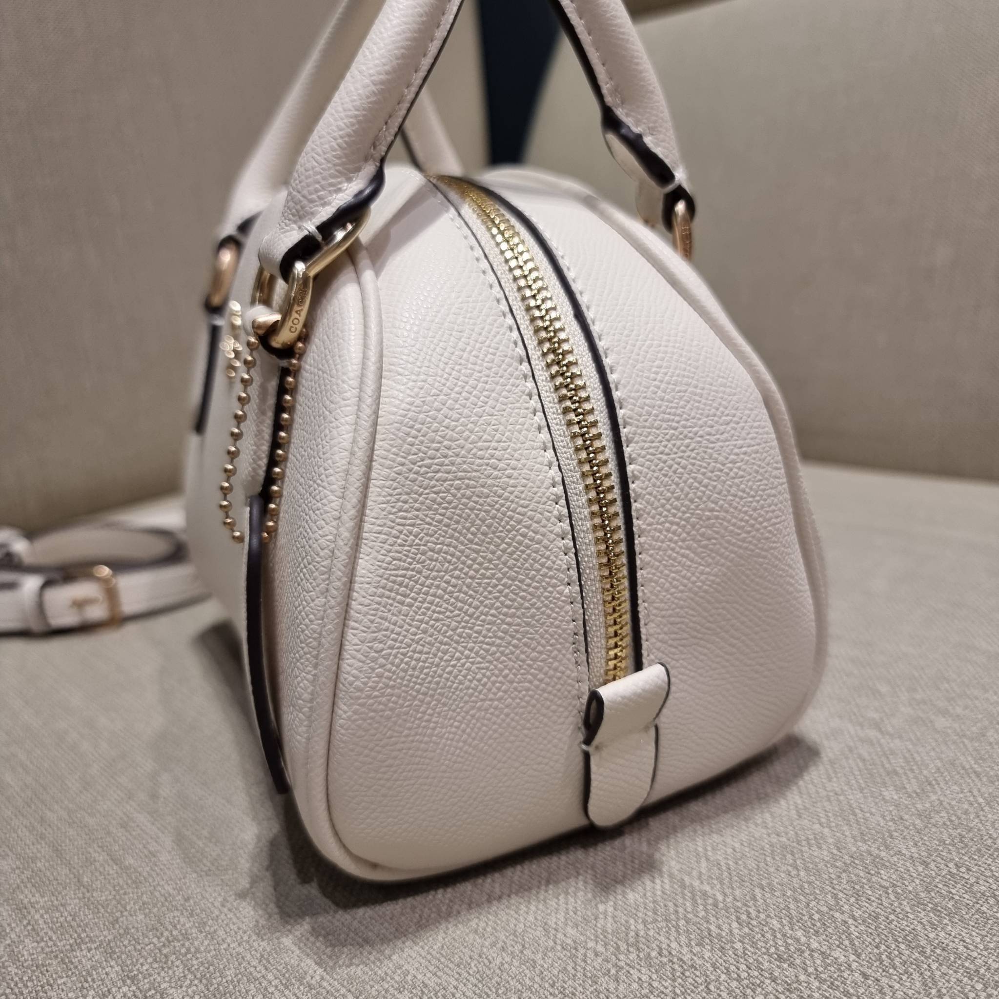 COACH SYDNEY SATCHEL BAG CA202 CA591 CB596 ใหม่ล่าสุด กับคอลที่สาวๆต้องหลงรัก กระเป๋าสะพายทรง satchel ที่มีรูปทรงดึงดูดสายตา สวยแรกเห็น วัสดุหนัง crossgrain พร้อมหูจับในตัว เปิด-ปิดด้วยซิป ภายในโล่งกว้าง ขนาดกำลังดี มีสายครอสให้ ปรับได้ตามชอบ ใบจริงลูกคุณ