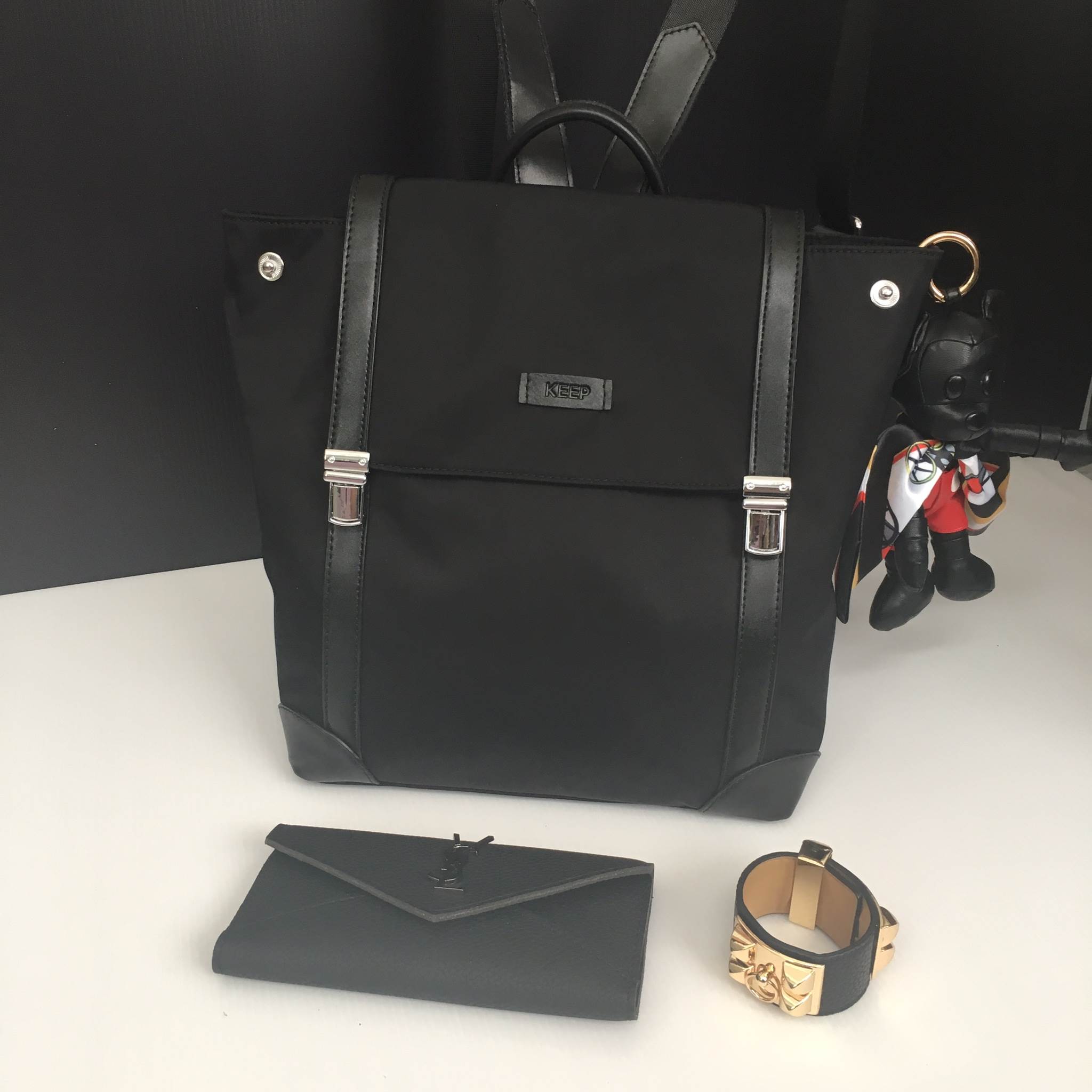 รุ่นใหม่ล่าสุดเลยห้ามพลาดน๊า !!! สาวๆ ที่กำลังหากระเป๋าเป้ เบาๆ ดีไซด์เก๋ๆ ปรับใช้ได้ 2 ทรงเลยคะ 👄 =>> ตัวกระเป๋า เป็นผ้าไนล่อนนาโน เนื้อหนาทนทานกันน้ำได้ แถมหูจับกระเป๋า และตัวหนังต่างๆ ทำจากหนังแท้ทนทานมาคะ =>> น้ำหนักเบา จุเยอะ ดีไซ