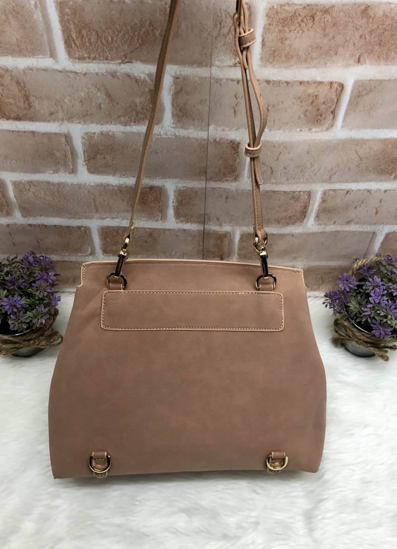 CHARLES & KEITH TASSEL DETAIL SLING BAG กระเป๋าสะพายทรงสวย ที่ฝาพับด้านหน้าแต่งหนังตัดกับหนังกลับสวยงาม สะพายได้ทั้งแบบเป้ และสะพายข้างก็เก๋ไปอีกแบบ มีโซ่เหล็กห่วงห้อยตุ้งติ้งน่ารัก จุของได้เยอะ พร้อมปั๊มโลโก้แบรนด์สีทองเด่น ภายในมีช่องแบ่งใหญ่ใส่ iPhone 