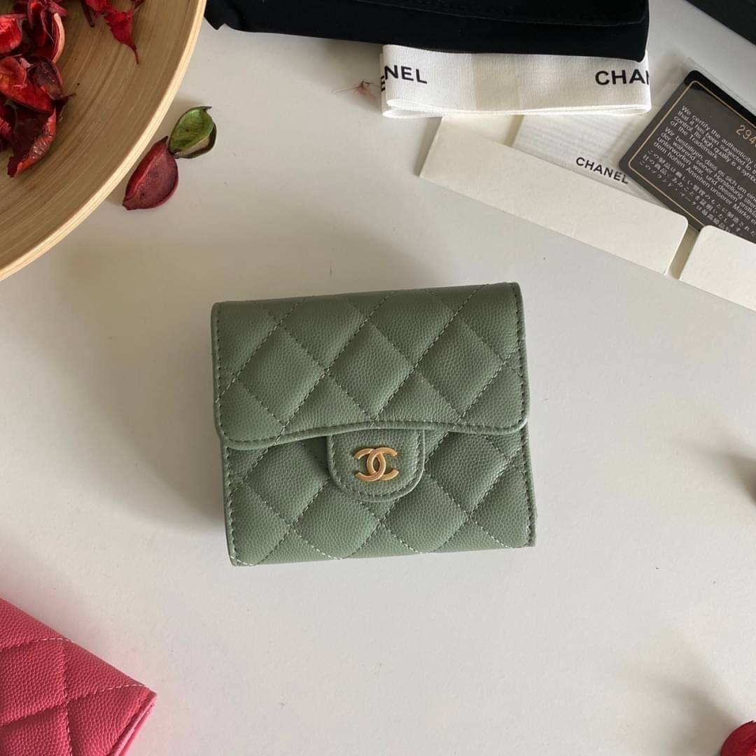 หนังแท้ Chanel Classic small wallet caviar 3 พับ พร้อมส่งที่ไทย รุ่นยอดนิยมไอเท็มฮิตวัสดุหนังแท้คาเวียร์สวยคลาสสิคเปิดปิดด้วยฝาปิดกระดุมด้านหน้ามีโลโก้แบรนด์อะไหล่ทองสวยหรูดูดี ตัวจริงสวยน่าใช้ Chanel mini นาทีนี้กำลัง in สุดๆ ภาพสินค้าถ่ายจากงานขายจริง ใ