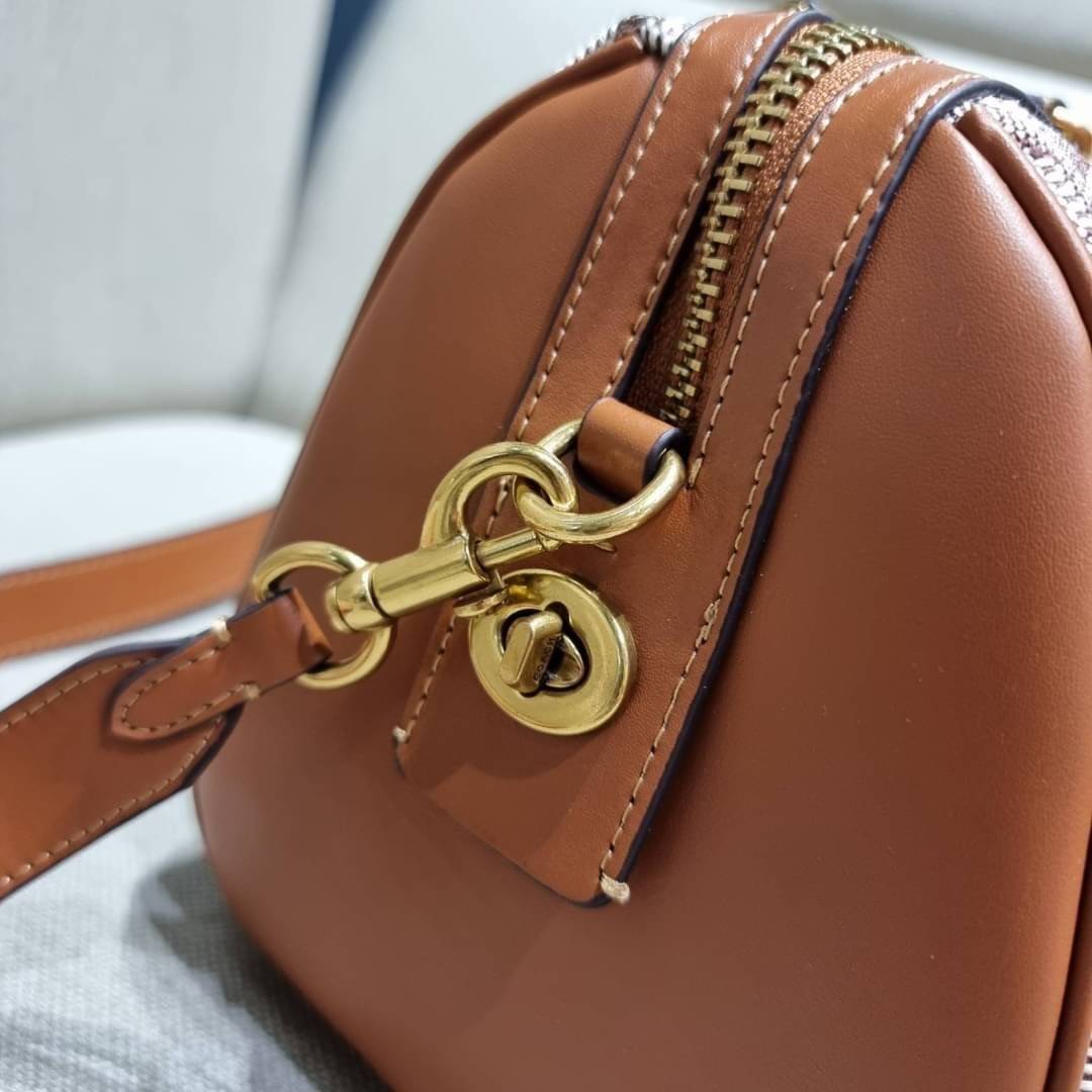 COACH C8529 RUBY SATCHEL 25 IN SIGNATURE TEXTILE JACQUARD ใหม่ก่อนใคร ไม่ต้องรอพรี! กับกระเป๋าทรงหมอนดีไซน์ใหม่ ใบใหญ่ แต่น้ำหนักเบา ด้วยวัสดุผ้า jacquard ถักทอลายซีเอกลักษณ์ ตัดสลับหนังแท้ เพิ่มดีเทลความหรู มาพร้อมหูจับในตัว และสายสะพายครอสสีเข้ากับตัวกร