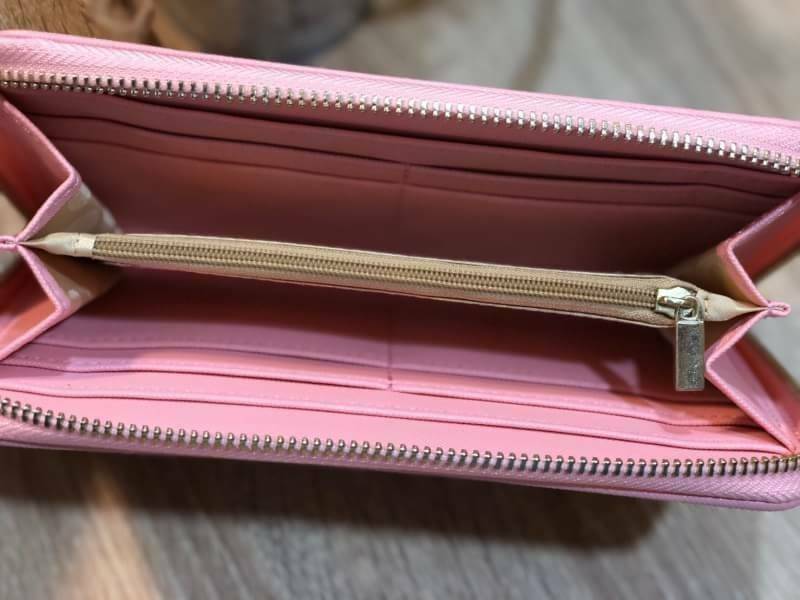 KATE SPADE LONG WALLET กระเป๋าสตางค์ใบยาวรุ่นใหม่ล่าสุดหนัง Saffiano สไตล์ PRADA สวยน่าใช้ ภายในมีช่องซิป1ช่อง และช่องใส่บัตรหลายช่อง ใส่เหรียญ บัตรได้เยอะ ตัวจริงสวยน่าใช้มากค่ะ