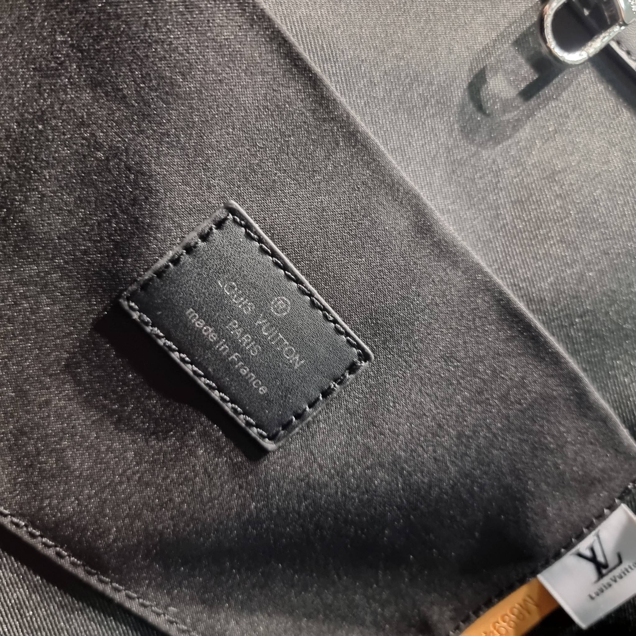 LV Sac Plat 24H Monogram Eclipse Canvas / LV CARRYALL TOTE ใหม่รับ summer ฉีกทุกกฏเพราะใช้ได้แบบยูนิเซ็กส์ กับกระเป๋าเดินทางมาในรูปแบบของทรงโท้ท ใบใหญ่ จุได้แบบจุกๆ ดีไซน์ลวดลายคลาสสิค