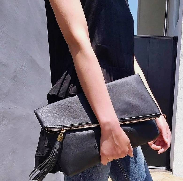 Givenchy Parfums Black Leather Clutch Gift With Purchasd From Givenchy Counter (GWP) กระเป๋าสะพายหนังนิ่มเรียบสีดำเเบบสวยดูดี เปิดปิดด้วยซิปอะไหล่ทอง หัวซิปประดับพู่ ด้านหน้ามีโลโก้ ภายในมีช่องเล็ก รุ่นนี้ใส่ ipad กระเป๋าสตางค์ มือถือ ของจุกจิกได้เยอะ ซับ