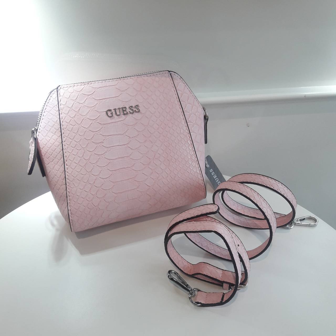 New arrival! กระเป๋าสะพายข้าง หนังจระเข้ ขนาดกระทัดรัด ยี่ห้อ Guess มาพร้อมกับสายหนัง และพื้นที่เก็บของอย่างจุใจ ด้วยดีไซน์เรียบหรูทำให้เข้ากับชุดได้หลากหลายสไตล์ กระเป๋าสะพาย GUESS ผลิตจาก PU แบบนิ่ม เปิด-ปิดด้วยซิป เพิ่มความหรู โดดเด่นด้วย ตกแต่งดีเทลโล