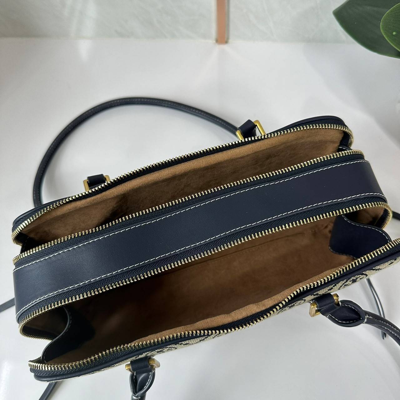 TORY BURCH Small T Monogram Marshmallow Satchel / Tory Burch tote handbag พร้อมส่ง 2 สี ใหม่ล่าสุด กระเป๋าสะพายไหล่ดีไซน์สุดทันสมัย ตัดเย็บสวยงาม ผ้า jacquard ตัดหนัง เปิด-ปิดแบบซิป มีช่องแบ่ง 2 ช่อง มีซิปลับด้านใน ใส่ของได้เยอะมากๆ ค่ะ