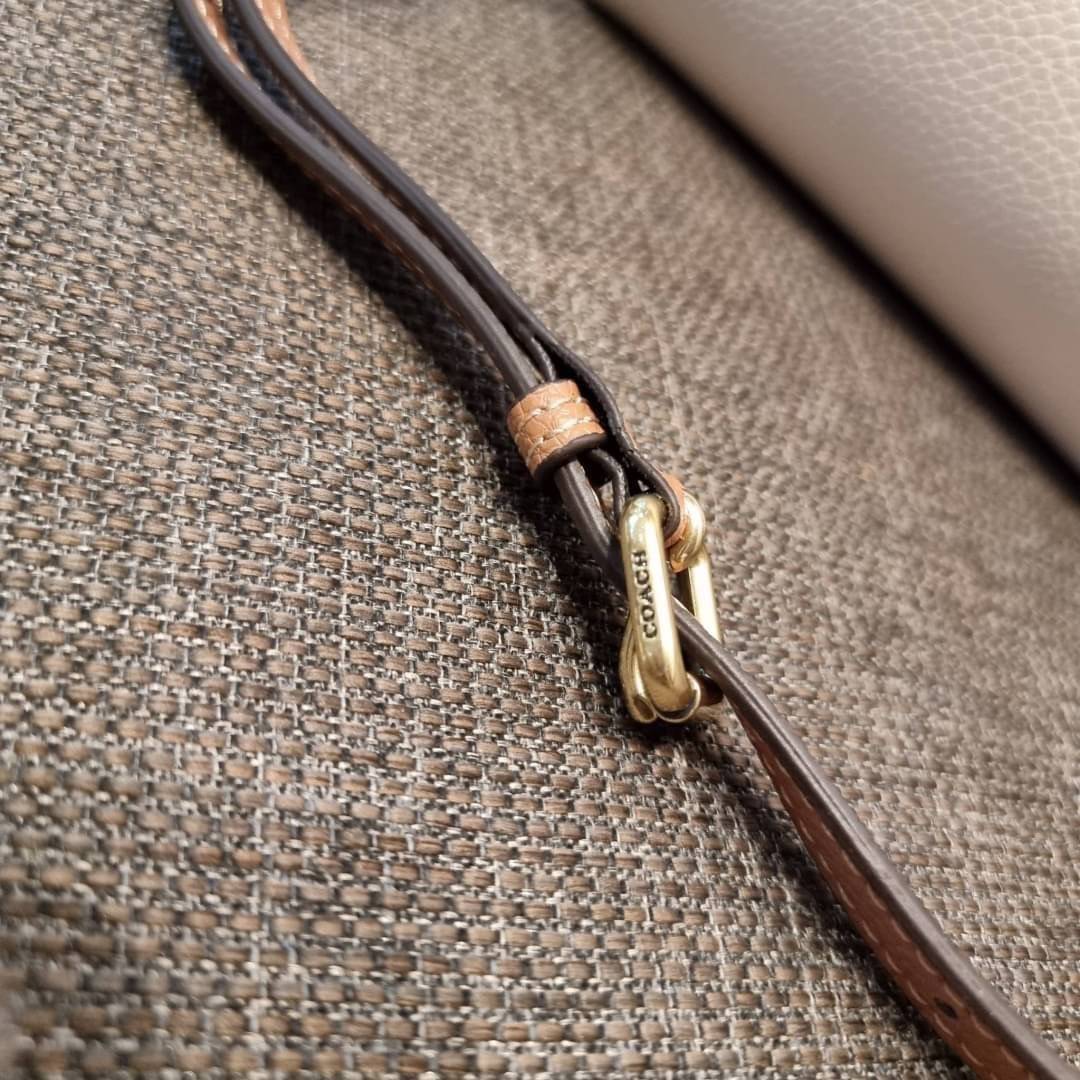 COACH C8561 C8869 WILLOW TOTE 24 IN COLOR BLOCK น้องสาวลุคลูกคุณมาแล้วจ้า กระเป๋าถือ/สะพาย ดีไซน์คัลเลอร์บล็อค ลงตัว เรียบหรู ใบจริงคือผู้ดี๊ผู้ดี ใช่ได้ทุกๆโอกาส วัสดุหนัง pepble อยู่ทรง เปิดปิดด้วยตัวบิดล็อค และอีกฝั่งเป็นกระดุมแม่เหล็ก ภายในโล่งกว้าง ใ