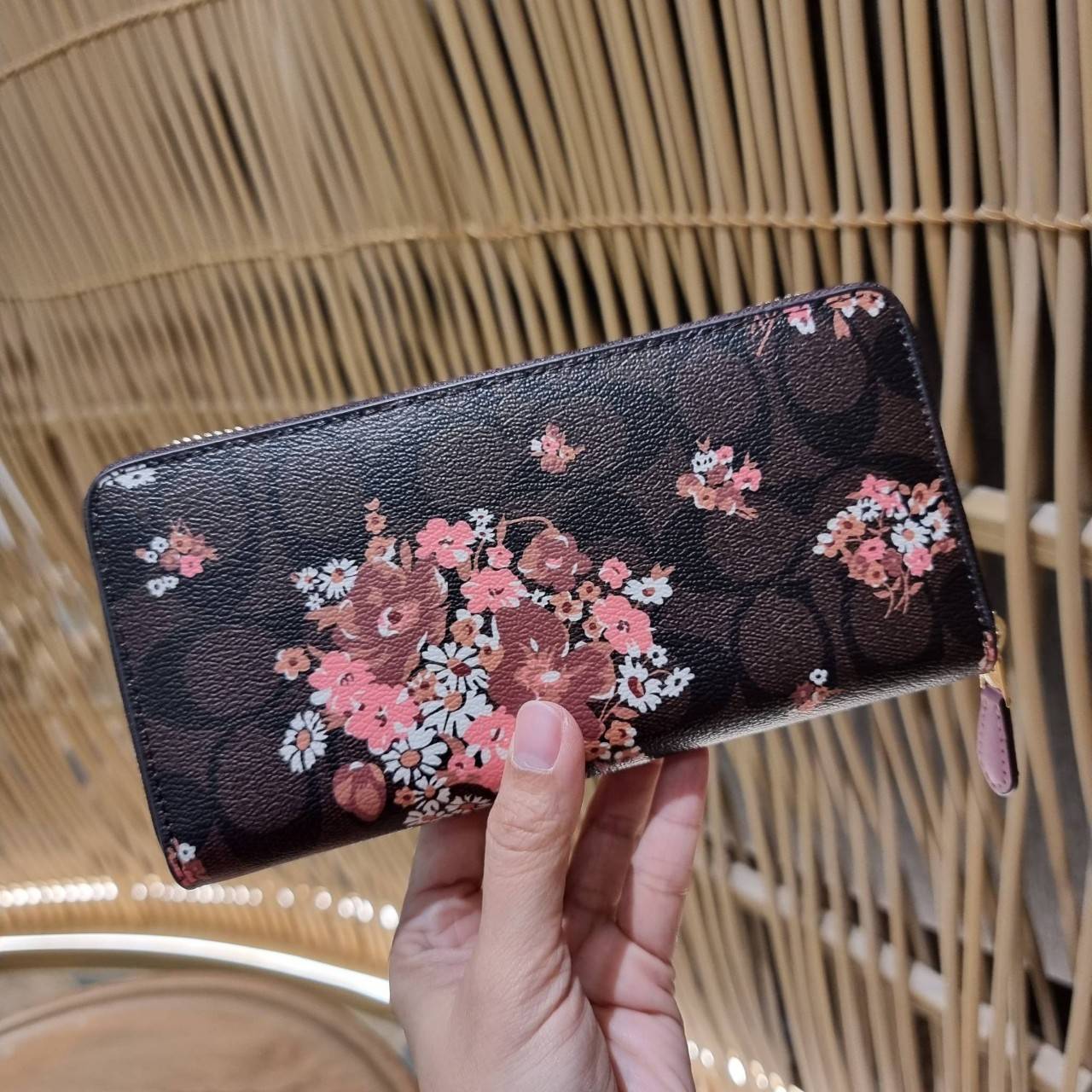 COACH ACCORDION ZIP WALLET IN SIGNATURE CANVAS WITH PRAIRIE ROSE / JUMBO FLORAL / CAMO ROSE FLORAL / MEDLEY BOUQUET PRINT ((F31572/F39189/F26290/F2859)) สวยคลาสสิคไม่มีใครเกิน!! กระเป๋าสตางค์ใบยาว ลวดลายสวย สีสันโดดเด่น วัสดุหนังแคนวาสเคลือบ เปิด-ปิดด้วยซ