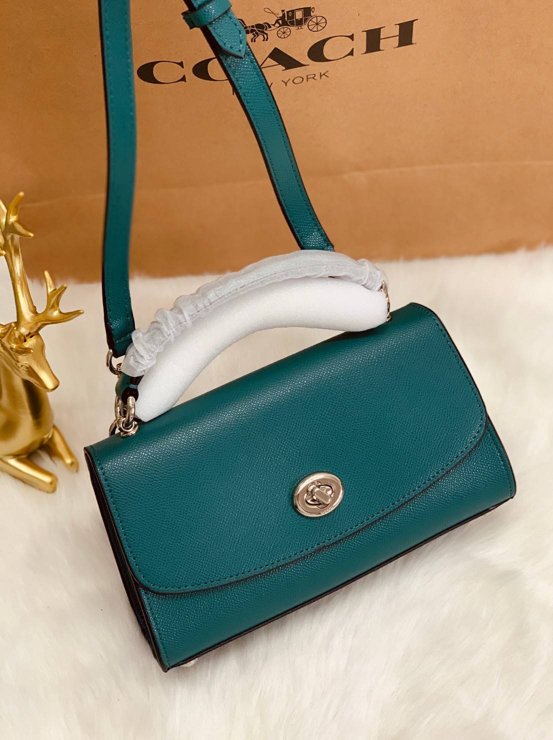 COACH TILLY SATCHEL 23 ((C1802//C1439/C1435)) พร้อมส่งที่ไทยทันทีค่ะ! กระเป๋าสะพายครอสบอดี้ร์หรือหิ้วก็เก๋ไปอีกค่ะ หนังแท้สวยงาม เปิดปิดกระเป๋าแบบหมุนล็อค ภายในมี2ช่องหลัก ใส่กระเป๋าเงินใบกลางได้;มือถือได้ทุกรุ่น;ของจำเป็นสาวๆได้ครบค่ะ;มีช่องซิปกลางและช่อ