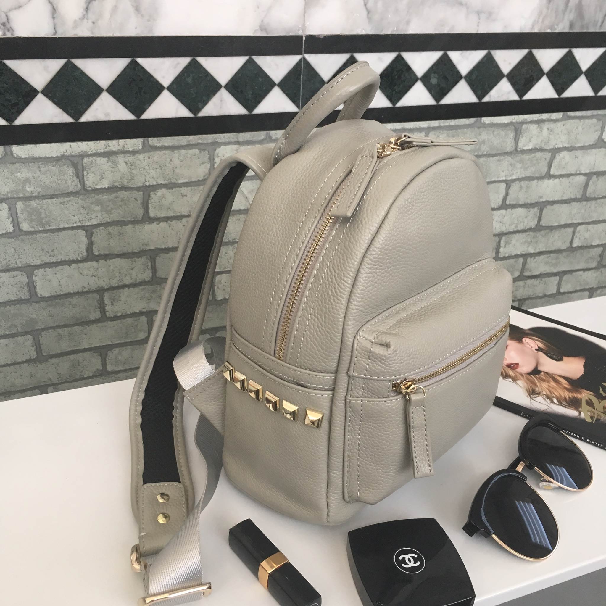 รุ่นใหม่ล่าสุดเลย ห้ามพลาดน๊า !!! งานหนังแท้ ทางร้านได้ รุ่นสุด Chic ทรง mini mini น่ารักๆ จากแบรนด์ KEEP มาฝากคะ กระเป๋า หนังแท้เนื้อดี ลายหนังชัด ทนทานคะ น้ำหนักเบา ดีไซด์ ทันสมัย เข้าได้กับทุกชุด สายสะพายเป็นหนังมีอัดแผ่นรองเพิ่มความนิ่มเวลาสะพายคะ ด้า