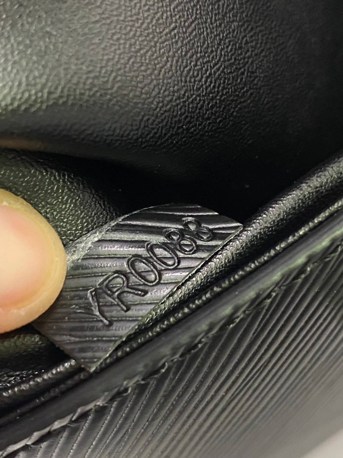 ORI หนังแท้ | LV Twist West Bag elongated shape in grained Epi leather กระเป๋าสะพาย/กระเป๋าถือ พร้อมสายโซ่ หนังลายเกรน Epi รูปทรงยาวและสง่างาม นำเสนอมุมมองใหม่สุดเท่ให้กับไอคอนของแบรนด์ ในหลากหลายเฉดสีทันสมัย