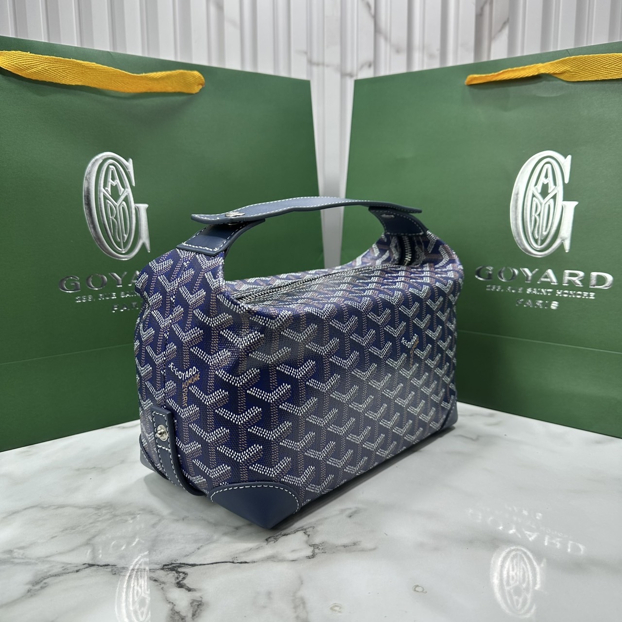 ORI หนังแท้ | Goyard Bowling 25 Toiletry Bag / Goyard Pouch กระเป๋าทรงพอช พร้อมสายถือจับถนัดมือใช้งานง่ายกะทัดรัด ตอบโจทย์ความเรียบง่ายแต่คลาสสิก ใช้ได้ทั้งชายหญิง หรูหรา ติดแกรมที่สุด เป็นรุ่นตามหา ที่ตอนนี้มีพร้อมส่งแล้วค่า