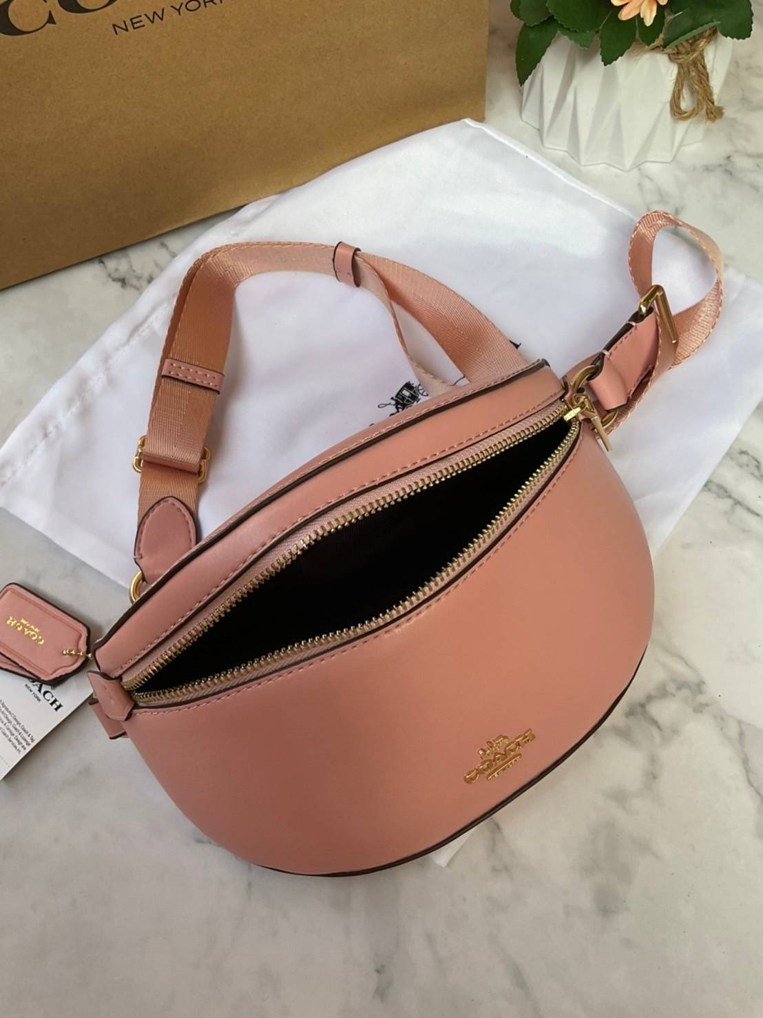 COACH SELENA BELT BAG WITH BUNNY (39315 Pink) / (39316 Black) กระเป๋าสะพาย/คาดอก/คาดเอว รุ่น Limited Edition น่ารักมาก💕 วัสดุหนังแท้ หนังนิ่มอยู่ทรง เปิด-ปิด ด้วยซิป ใส่ Iphone+ กระเป๋าสตางค์ใบสั้น ใส่ของจุกจิกได้ ด้านหลังมีอีก 1 ช่องซิป สายปรับระ