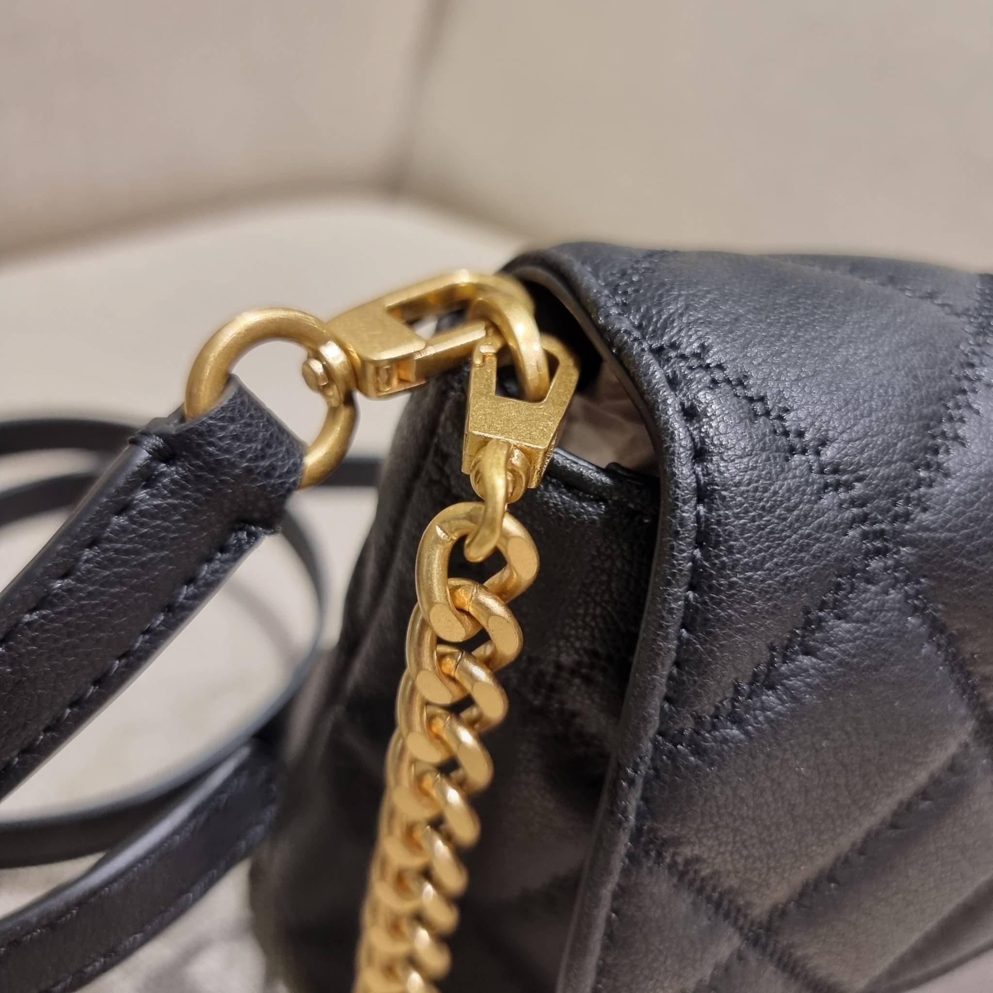 TORY BURCH WILLA MINI SHOULDER BAG ใหม่ล่าสุด พร้อมเสิร์ฟไม่ต้องรอพรีฯ กระเป๋าสะพายดีไซน์เลิศ ทรงสวย กะทัดรัด สะพายคล่องตัว ดีไซน์บุนวม เส้นคมสวยหรู