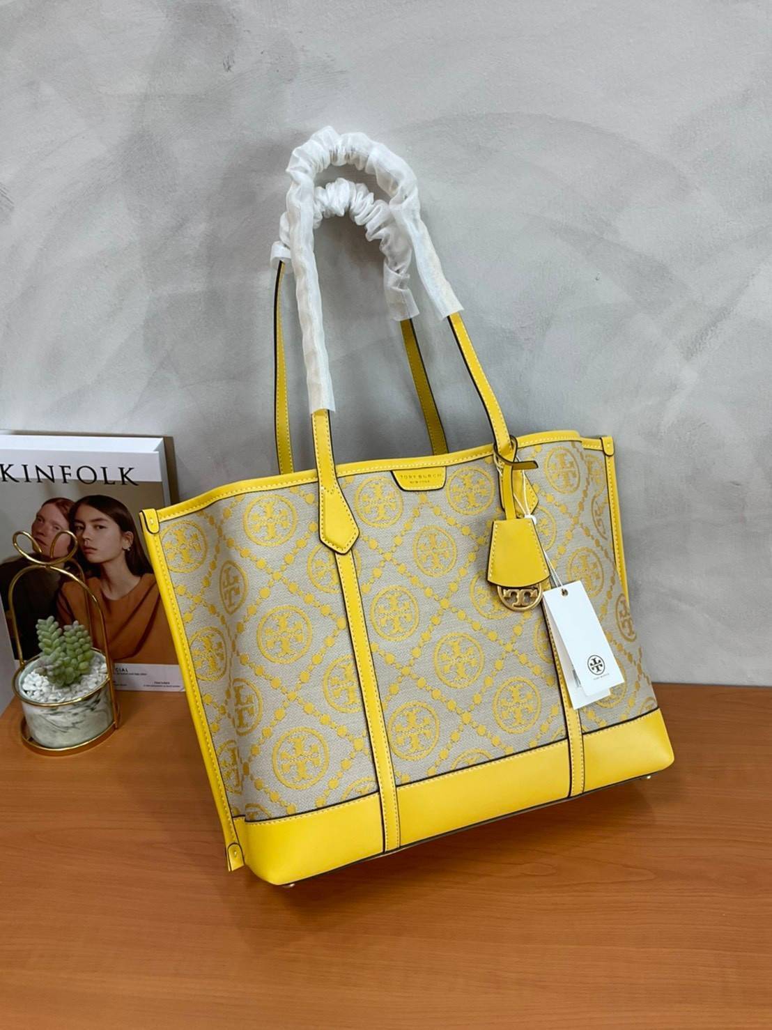 TORY BURCH T MONOGRAM TRIPLE - COMPARTMENT TOTE กระเป๋า/สะพายไหล่ทรง SHOPPING BAG วัสดุผ้าผ้าแคสวาสปักลายสัญลักษณ์แบรนด์ ตั้งอยู่ทรง สวยหรู ดูแพง จุของได้เยอะมาก ภายในแยกเป็น 2 ช่องหลัก 1 ช่องซิปตรงกลาง แบ่งเป็นสัดส่วนใช้งาน