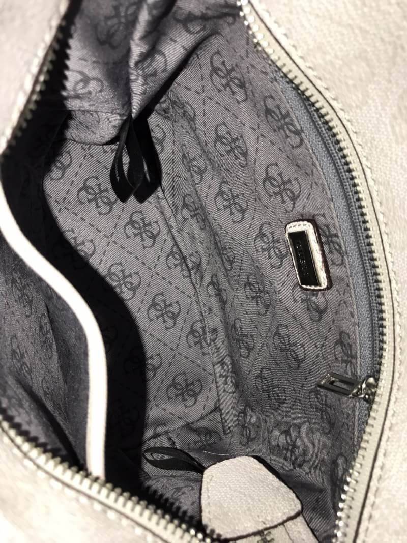 GUESS SAFFIANO MINI CROSS BODY BAG กระเป๋าถือหรือสะพายรุ่นใหม่ล่าสุดจาก GUESS หนัง Saffiano ลาย GUESS สวยหรูอยู่ทรงสไตล์ PRADA ขนาดกำลังดี น้ำหนักเบา ด้านหน้าประดับโลโก้แบร์น พร้อมพวงกุญแจโลโก้แบรนด์ห้อยที่หูกระเป๋าสามารถถอดเเยกใช้ได้ เปิดปิดด้วยซิปสะดวกใ