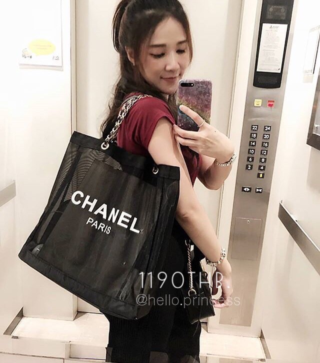 สีเงินสุดหรู **ถึงไทยแล้วค่ะ ---- ซื้อ1ได้ถึง2 !!! ---- Chanel Shopping Ribbin bag Chain With + Cosmetic Pouch กระเป๋าสะพายใบใหญ่ทรง Shopping พร้อมกระเป๋าใส่เครื่องสำอางค์ ใบเล็ก จากงานพรีเมี่ยมกิ้ฟของแท้นำเข้าจาก Chanel Perfume Counter ใบใหญ่วัสดุ Nylon 