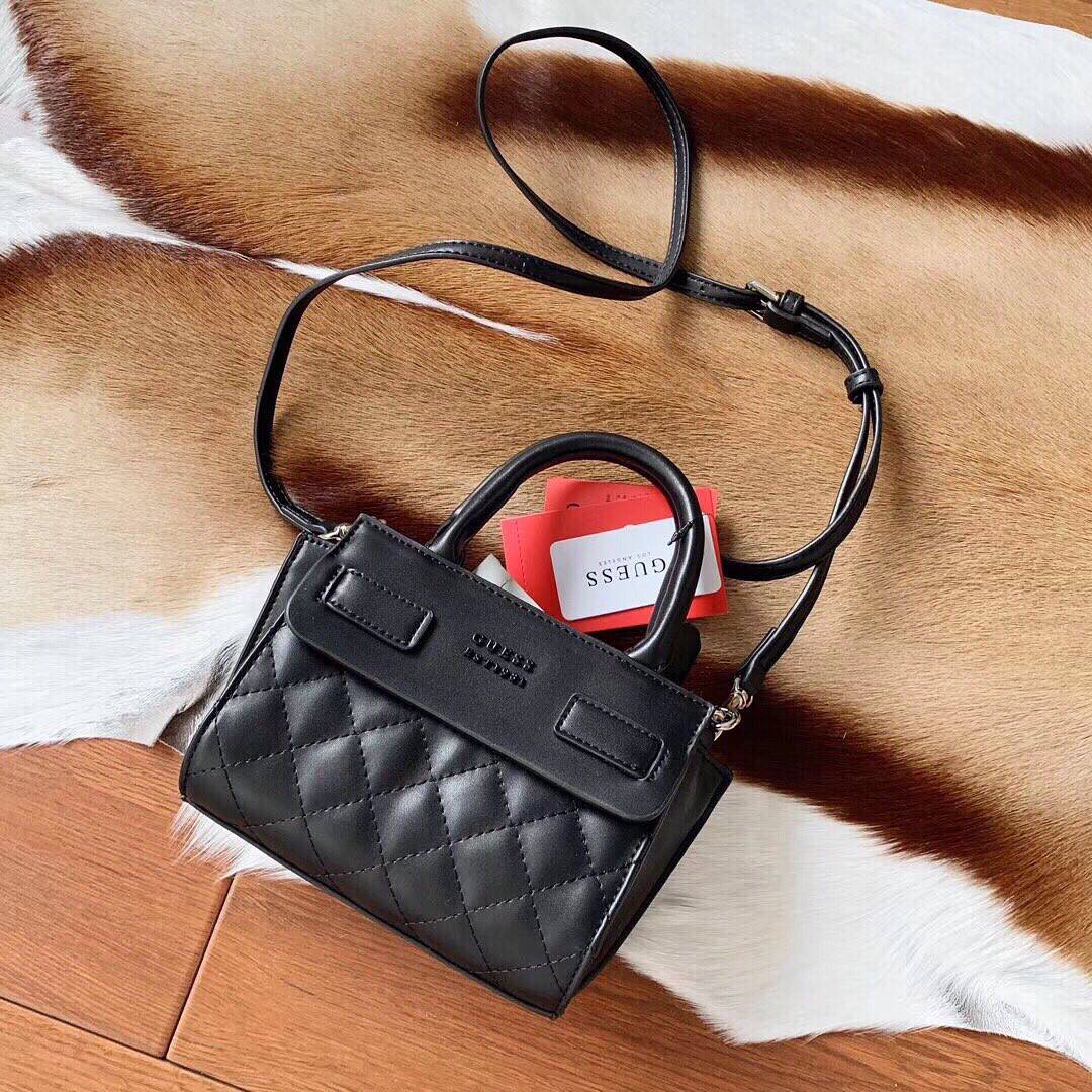 GUESS ELLIANA QUILTED MINI SATCHEL BAG กระเป๋าสะพายรุ่นยอดนิยม วัสดุ PU คุณภาพดี นิ่ม น้ำหนักเบาด้านหน้าประดับด้วยโลโก้แบรนด์สุดหรู เปิดปิดกระเป๋าด้วยซิปสะดวกใช้ ด้านในกว้างมีช่องซิปสำหรับใส่ของ ใส่มือถือได้ทุกรุ่น ซับในลายแบรนด์ สายสะพายหนังเลื่อนปรับระด