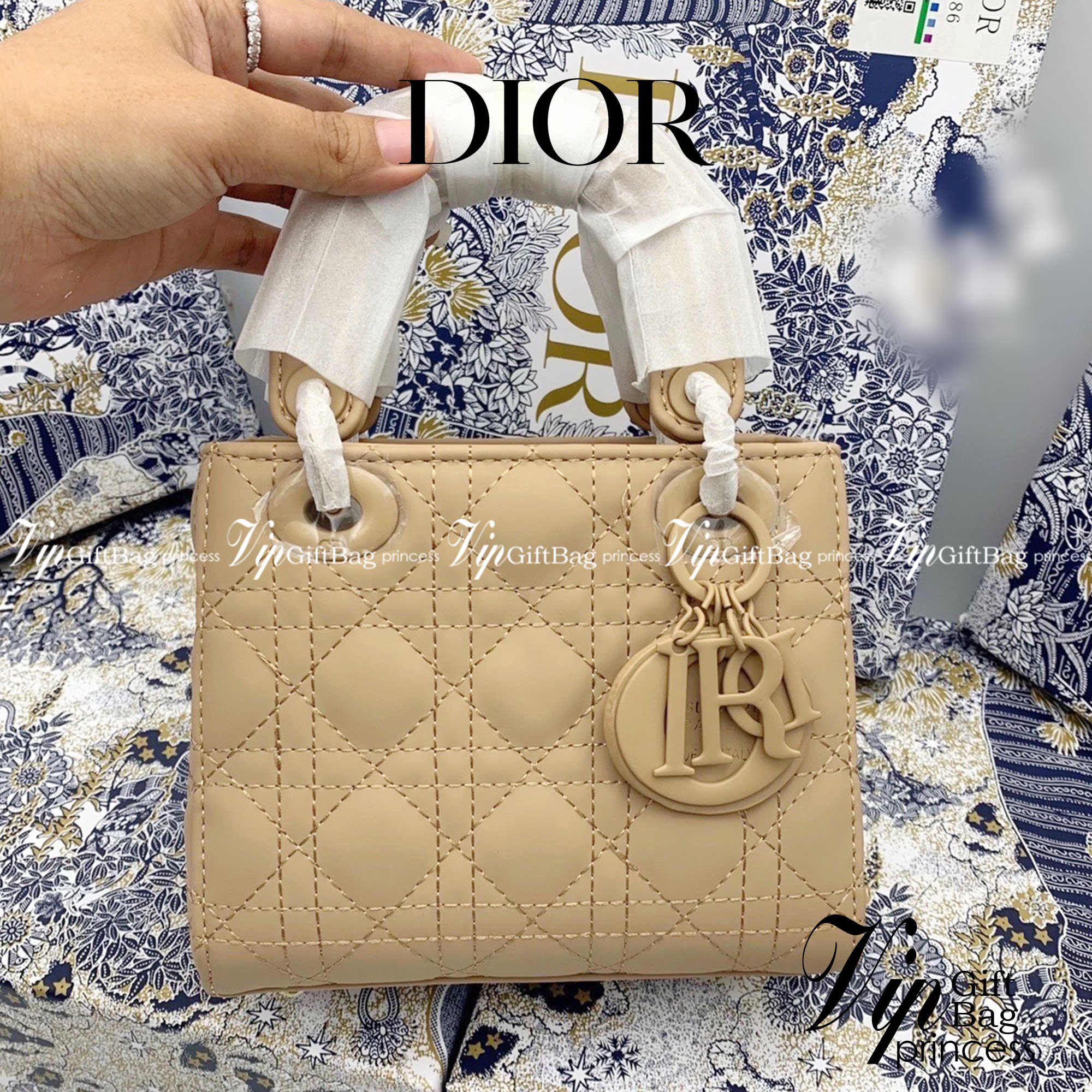 DIOR CD LADY BAG / Christian Dior Lady Dior Ultra-Matte Bag พร้อมส่ง 6 โทนสีพาสเทลหวานๆ น่ารักละมุน ตัวห้อยโลโก้โทนสีเดียวกับกระเป๋า น่ารักมากค่ะ ดีไซน์เรียบง่าย แต่แฝงไปด้วยความหรูหรา วัสดุหนังแท้ ทรงกล่องคลาสสิค มีหูจับในตัวและสายครอสบอดี้สุดเลิศ ที่มาพ