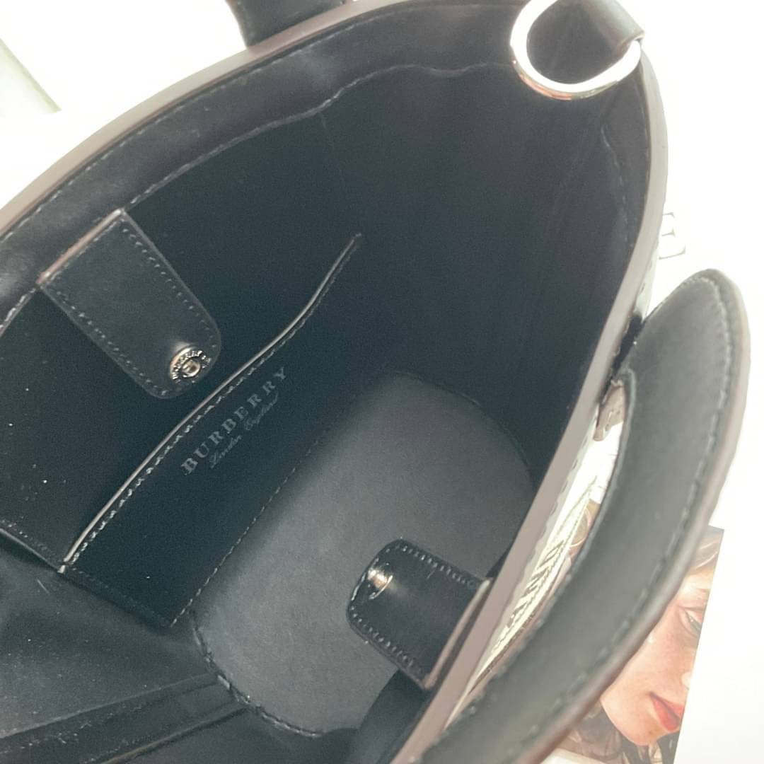 BURBERRY MINI CANVAS CROSSBODY BAG / BURBERRY BUCKET BAG *งานหรูมาก กระเป๋าทรง CROSSBODY ใบขนาดกำลังดี *ผ้าแคนวาสคาดหนังวัวแท้ ปักโลโก้แบรนด์ด้านหน้า ด้านในเปิดปิดด้วยกระดุมคาด สามารถใส่กระเป๋าสตางค์ยาว สมุดบัญชีได้