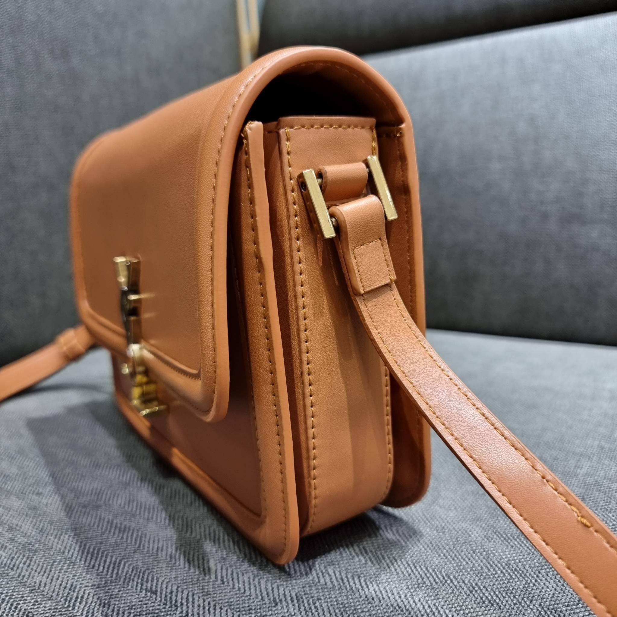 YSL SOLFERINO SATCHEL LEATHER / Yves Saint laurent crossbody bag กระเป๋าสะพายข้าง โลโก้โดดเด่น ดีเทลดูแพงด้วยตัวล็อค ใช้งานง่าย แน่นหนา วัสดุหนังแท้เต็มใบ ภายในเป็นช่องโล่ง ใส่ของสำคัญได้เลยสบายๆ สายสะพายครอส ปรับใช้ได้ตามตัว ใบจริงสวยคม ราคาสุดคุ้มพร้อม 