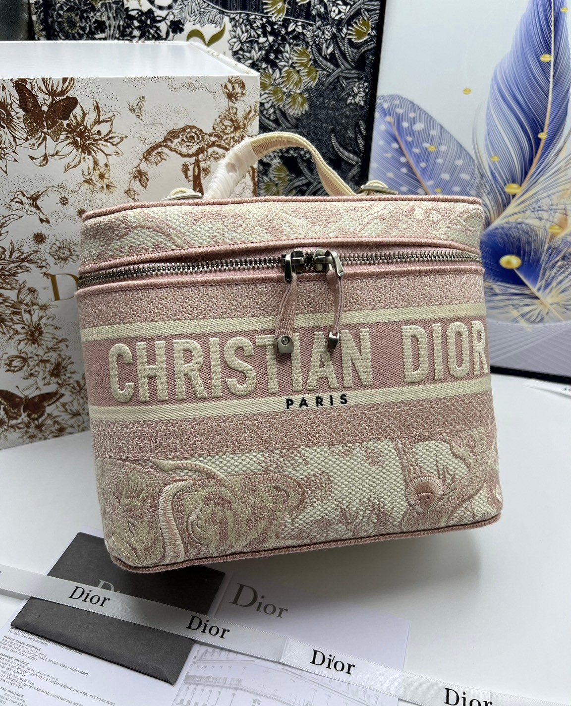 22cm Medium DiorTravel Vanity Case กระเป๋าใส่เครื่องสำอางใบกลาง จุของได้เยอะ มาพร้อมกับลวดลาย Oblique ปักอย่างประณีตและประดับด้วยสัญลักษณ์ Christian Dior Paris มาพร้อมสายสะพายและหูจับในตัว