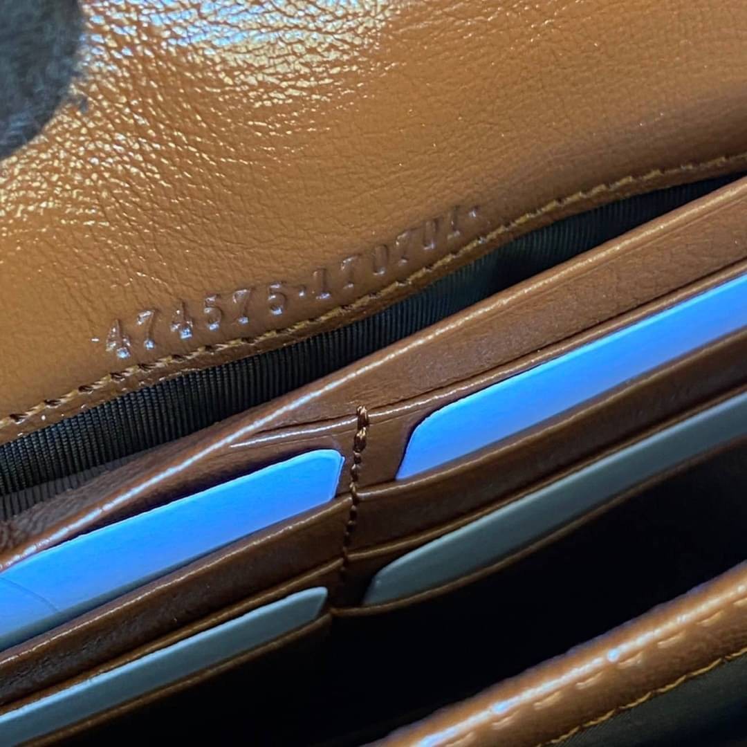 GUCCI Marmont Wallet on chain Leather / GG Marmont Chain Wallet เกรดเทพออริจินอล หนังแท้ งานสวยน่ารักมาก ใส่โทรศัพท์ได้ทุกรุ่น หนังวัวแท้นิ่มมาก ใส่การ์ด ใส่บัตร ได้เยอะมากๆ ฝ่าปิดแบบกระดุมใช้งานง่าย *กระดุมมีโลโก้ Gucci * งานสวยละเอียดยิบย่อยทุกจุด ภาพถ่