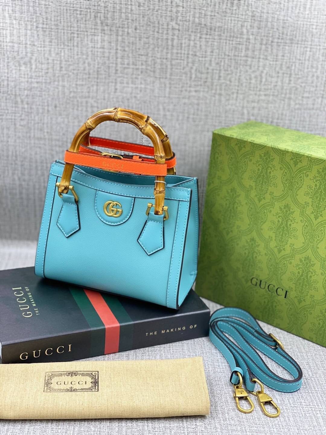 VIP GIFT 】หนังแท้ GUCCI Diana mini tote bag กระเป๋างานหูไม้ไผ่สุดคลาสสิก ดีไซน์มาใหม่พร้อมเข็ดขัดหนังสีสะท้อนแสงประดับตรงหูกระเป๋า ขนาดมินิกำลังน่ารักเลยค่ะ วัสดุหนังแท้ อะไหล่ทอง งานสวยตั้งอยู่ทรง มีสายสะพายยาว 1เส้น สามารถปรับระดับได้-ถอดได้ งานเก๋ไก๋ที
