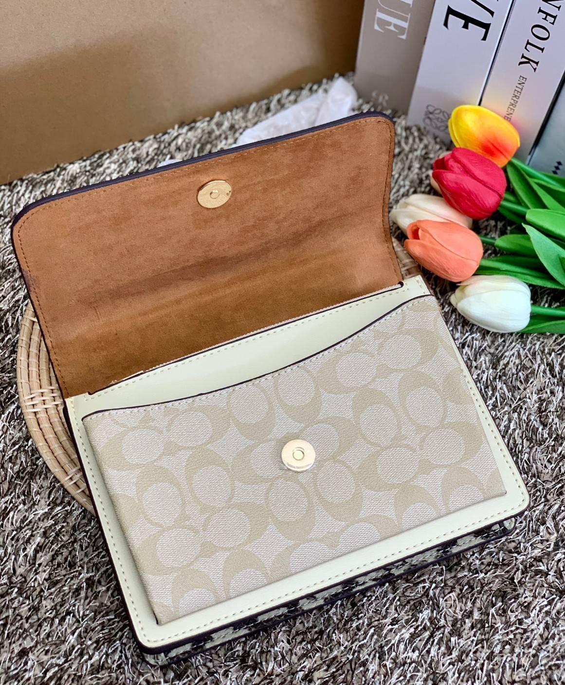 พร้อมส่งถึง8สี ห้ามพลาดค่ะ! COACH KLARE CROSSBODY BAG ((91019//91174//90400//1424//90635)) พร้อมส่งที่ไทย กระเป๋าสะพายครอสบอดี้ร์หรือสามารถทบเป็นสายคู่คล้องไหล่ได้ด้วยค่ะ หนังแท้ แต่ละสีทำลายหนังได้สวยงามแตกต่างกันออกไปนะคะ ✔️ห้อยด้วยป้ายแบรนด์แบบโ