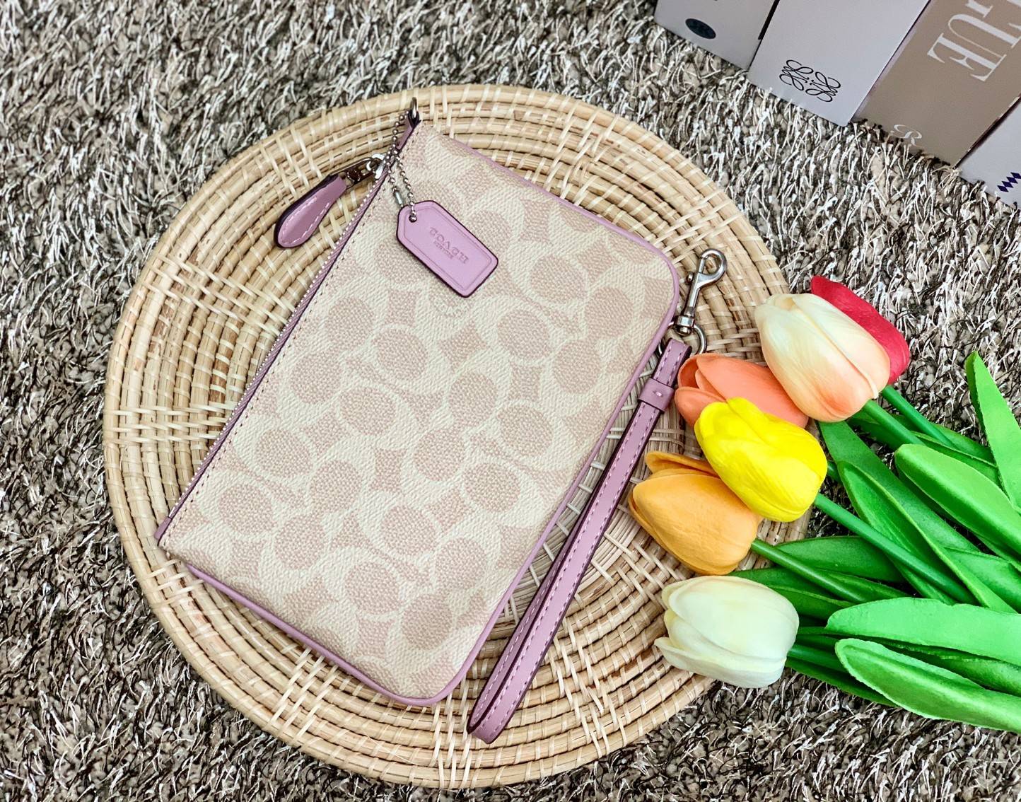 COACH SMALL WRISTLET IN COLORBLOCK SIGNATURE ((32445)) ✔️กระเป๋าคล้องมือ วัสดหนัง pvc อย่างดี ลายซิกเนเจอร์ ตัดขอบสีตรงกลางสวยงามมากๆค่ะ แบบซิปเดียว ((ภายในใส่มือถือได้บางรุ่นค่ะ)) มีช่องเสียบบัตรให้2ช่องด้วยนะคะ