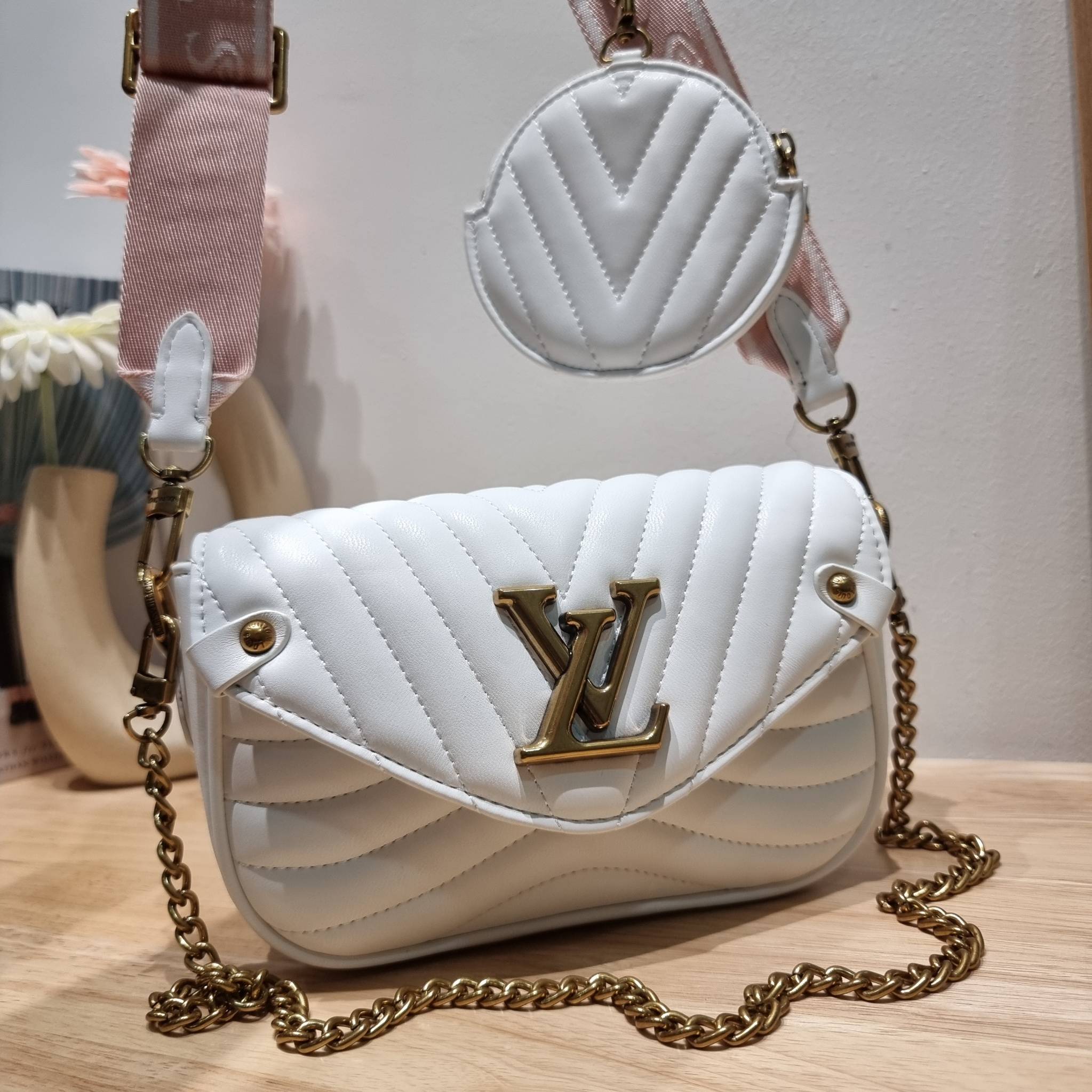 LV new wave pochette multi bag กระเป๋าสะพายมัลติฟังก์ชั่น มาพร้อม box set รับรองว่าดีงาม ลูกเล่นคลาสสิคผสานความวินเทจ