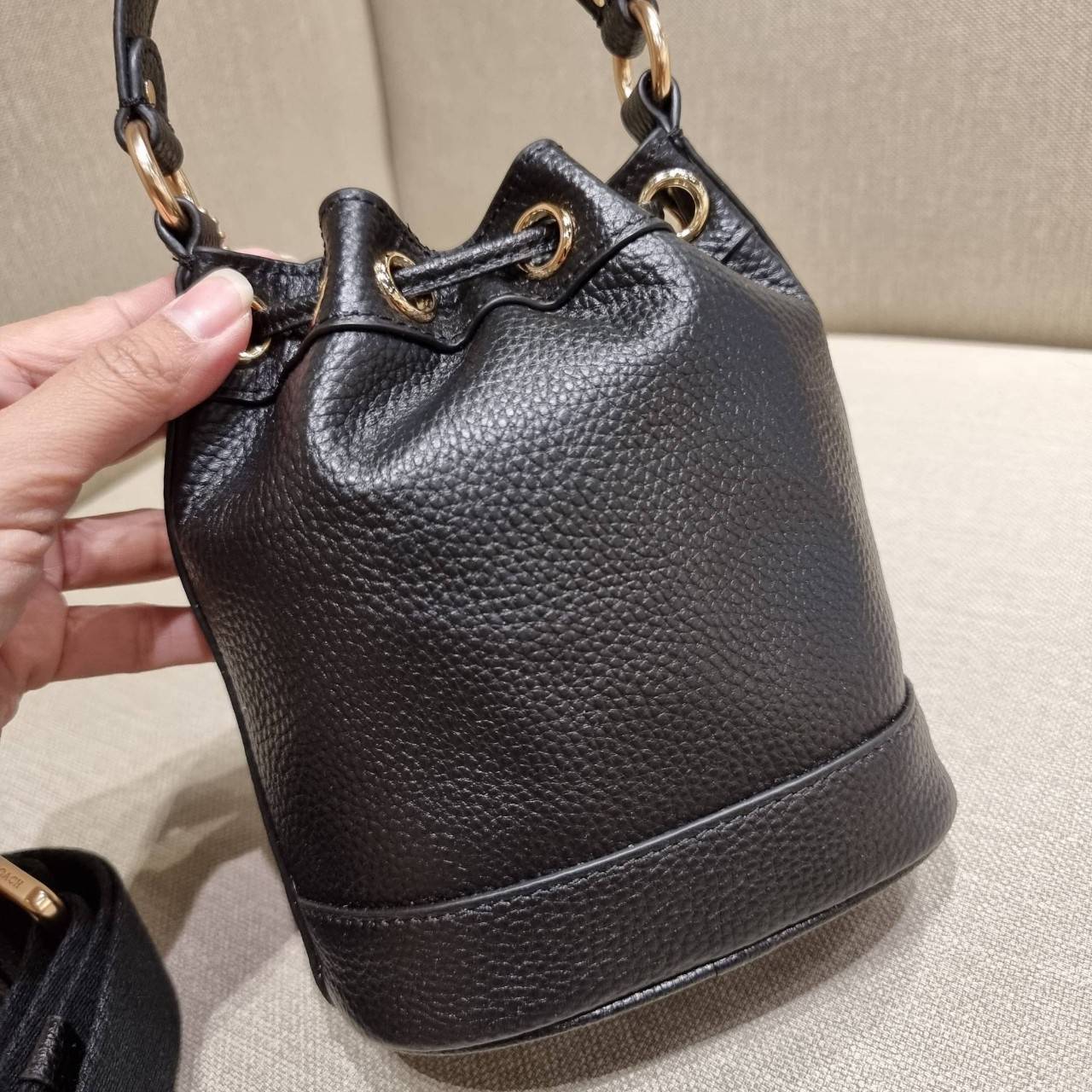 COACH C5121 DEMPSEY DRAWSTRING BUCKET BAG 15 WITH COACH PATCH น้องคนสวยมาใหม่จ้า ละมุนคุณหนูต้องมาอีกแล้วแหละ กระเป๋าทรงถังไซส์มินิ ใช้งานง่ายด้วยการรูดหนังปิดรอบปากกระเป๋า ทุกอย่างลงตัวที่สุด!! มาพร้อมตัวห้อยรูปหัวใจสีทองกุ๊กกิ๊ก น่ารักมากๆ มีหูหิ้วในตัว