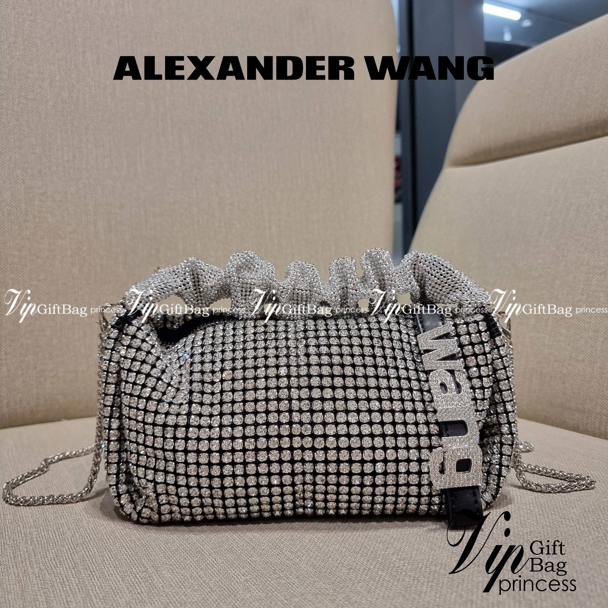 ALEXANDER WANG EXCLUSIVE POUCH IN RHINESTONE MESH ใหม่ล่าสุด เอ็กซ์คลูซีฟไอเท็ม ที่หรูเลิศกว่าใคร กระเป๋าพอชตกแต่งพลอยเทียมรอบใบ ยันหูจับ!! หรูหรา โดดเด่น ดูแพง ด้วยการตัดเย็บเรียงร้อยลงบนตาข่ายเนื้อละเอียด ทำให้ดูดีมีราคางดงามจริงๆ ดีไซน์ทรงพอช ถือใช้งาน