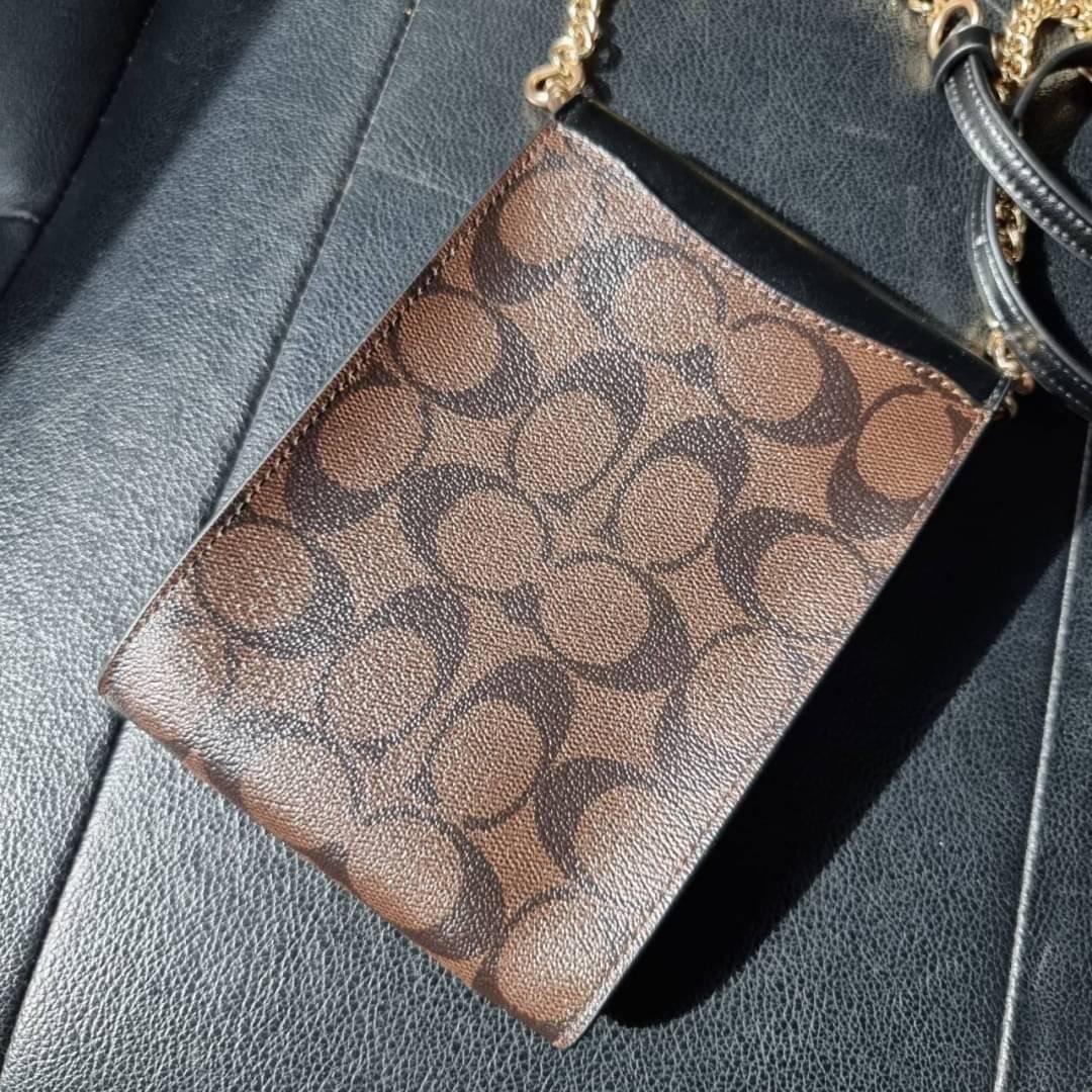 COACH RACHEL PHONE CROSSBODY IN SIGNATURE CANVAS พร้อมส่ง กระเป๋าสะพาย case phone ต้องมา ให้คุณพกพา gadget ล้ำไปได้ทุกที่ ใส่โทรศัพท์มือถือได้ทุกรุ่น ดีไซน์ใหญ่กว่าเดิม