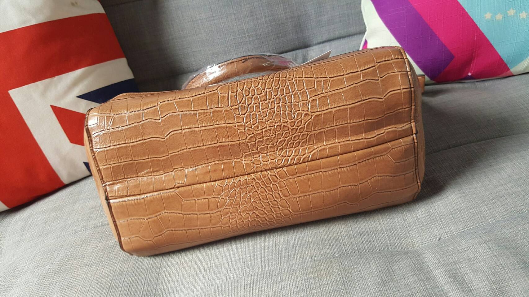 Mango touch croc tote bag กระเป๋าสะพายสุดคลาสิค ทรงสุดหรู New Collection ยี่ห้อ MANGO TOUCH แท้ รุ่น Croc Tote Bag วัสดุหนังลายปั๊ม หนังจระเข้ ตั้งอยู่ทรงสวย อะไหล่ทองทั้งใบออกแบบหนังแบนเวลาวาง แต่งให้หรู ด้วยอะไหล่ทอง ทั้งใบ มาพร้อมสายสะพายยาวปรับได้ค่ะ 