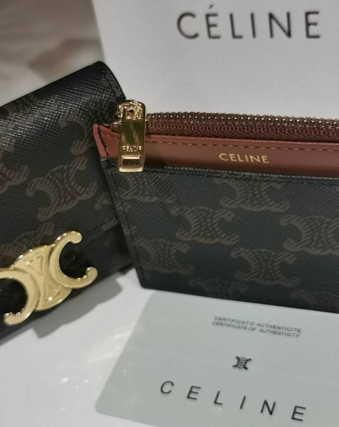 VIP 】CELINE SHORT WALLET VIP GIFT WITH PURCHASE GWP พรีเมี่ยมกิ๊ฟ Limited จาก CELINE HAUTE PARFUME DUTYFREE COUNTER วัสดุ Triomphe Canvas รุ่นใหม่เปิดปิดฝาพับกระดุม ภายในมีช่องแบ่งหลายช่อง ช่องใส่บัตรหลายช่อง ช่องใส่ธนบัตรใส่แบงก์พันได้เหมือนกระเป๋าสตางค์