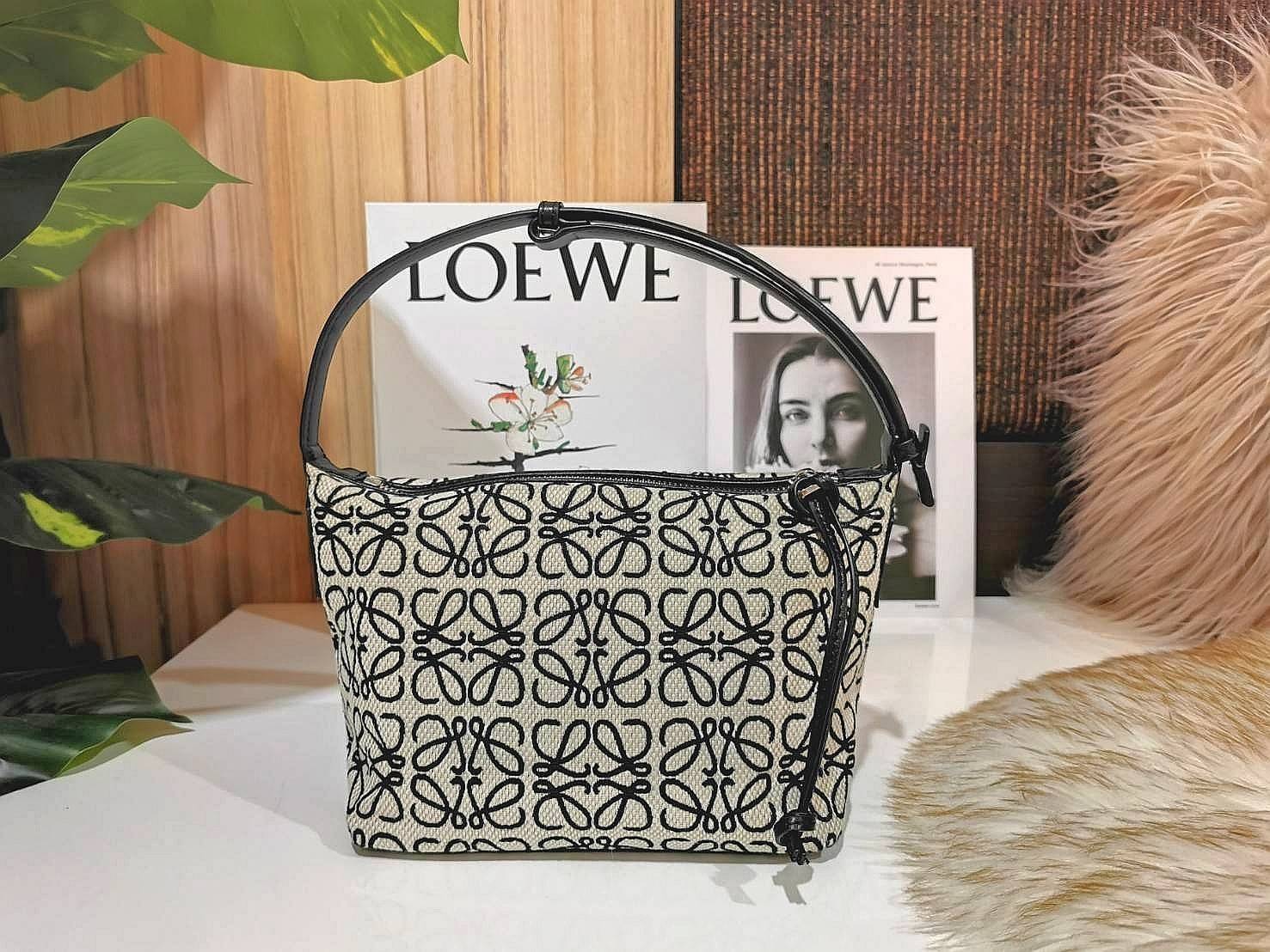 LOEWE ANAGRAM SHOULDER BAG VIP GIFT WITH PURCHASE (GWP) กระเป๋าถือหรือสะพายพรีเมี่ยมกิ๊ฟ Limited จาก LOEWE PERFUME DUTYFREE ไอเท็มแนะนำ! ภาพถ่ายสินค้าจริง สวยตรงปกไม่จกตา! ดีไซน์คงเอกลักษณ์วัสดุ Anagram Canvas Jacquard Fabric ผสมผสานกับหนังแท้ Calfskin ลง