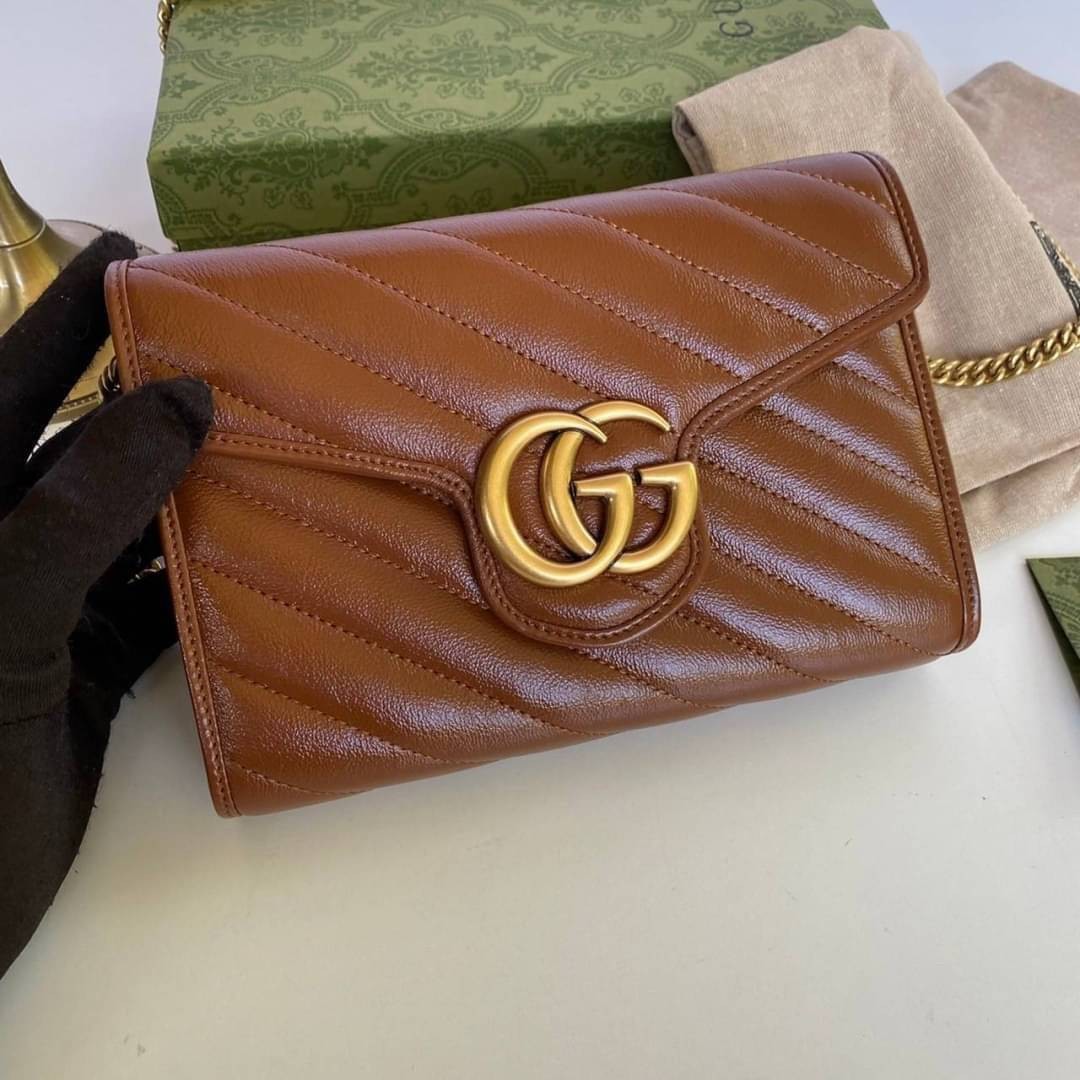 GUCCI Marmont Wallet on chain Leather / GG Marmont Chain Wallet เกรดเทพออริจินอล หนังแท้ งานสวยน่ารักมาก ใส่โทรศัพท์ได้ทุกรุ่น หนังวัวแท้นิ่มมาก ใส่การ์ด ใส่บัตร ได้เยอะมากๆ ฝ่าปิดแบบกระดุมใช้งานง่าย *กระดุมมีโลโก้ Gucci * งานสวยละเอียดยิบย่อยทุกจุด ภาพถ่