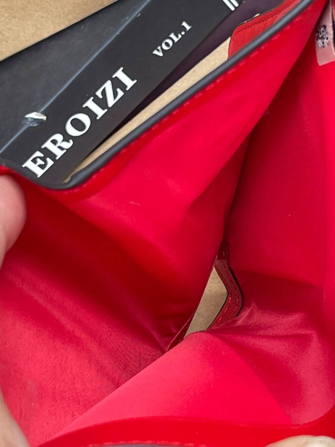 COACH C4117 MEDIUM CORNER ZIP WALLET IN SIGNATURE CANVAS WITH APPLE PRINT ดีไซน์ใหม่ล่าสุด!! คอลเลคชั่นลายพริ้นท์แอปเปิ้ลแดงโดดเด่นบนพื้นลายซิกเนเจอร์ เพิ่มลูกเล่นให้กระเป๋าสตางค์ของคุณ กระเป๋าสตางค์ใบกลาง ขนาดกำลังเหมาะมือ วัสดุหนังแคนวาส ดูแลรักษาง่าย ม